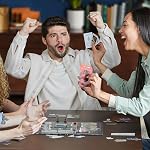 Jeu de Société Clue Conspiracy pour Adultes et Adolescents | Jeux de Stratégie de Rôle Secret | À partir de 14 ans | 4-10 Joueurs | 45 Min. | Jeux de Mystère | Jeux de Fête (Anglais)