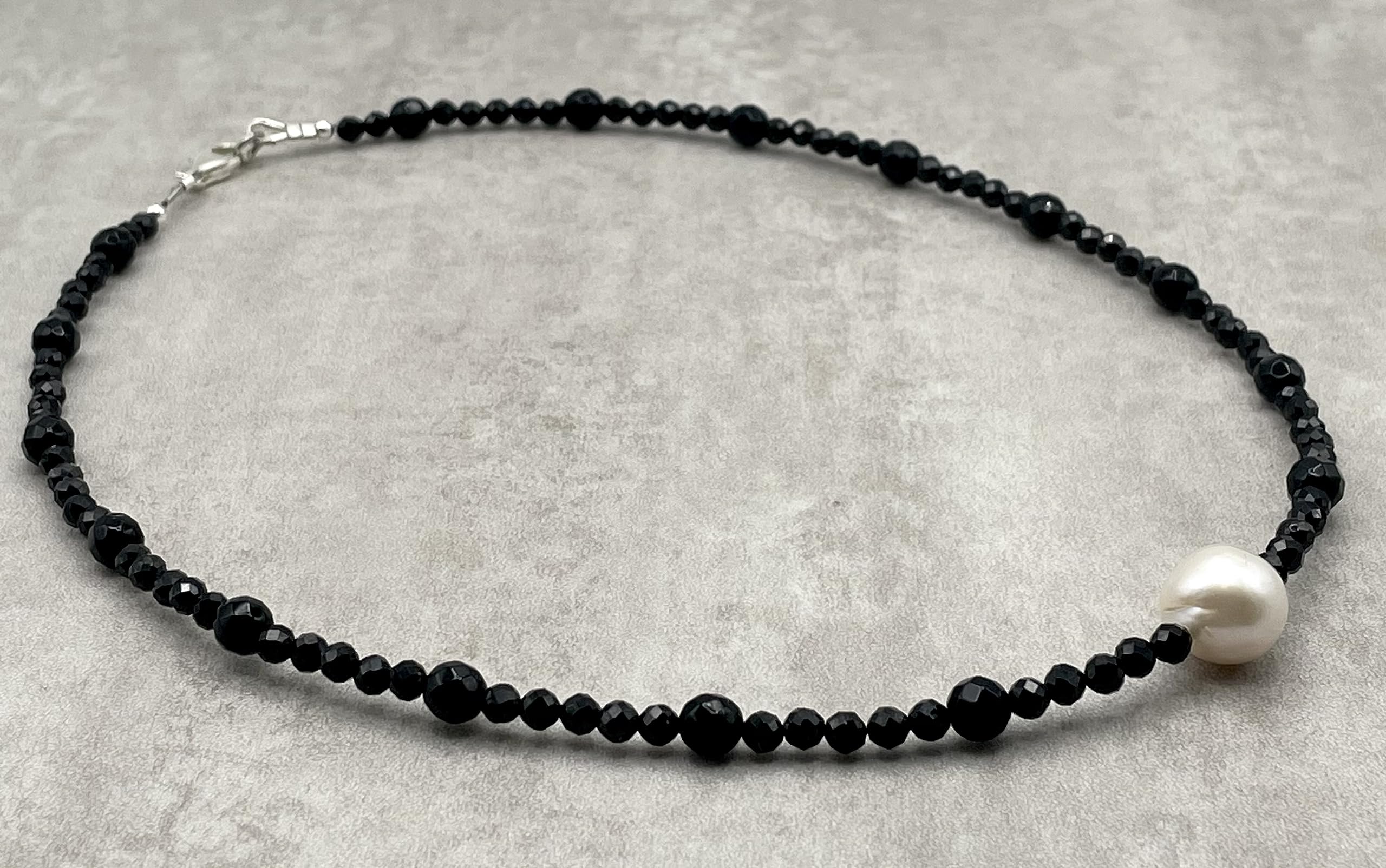 Collar de Plata 925 y Perla Barroca Blanca e Espinela Negra, Joyas Artesanales, Estilo Contemporaneo, Regalo para Mujer