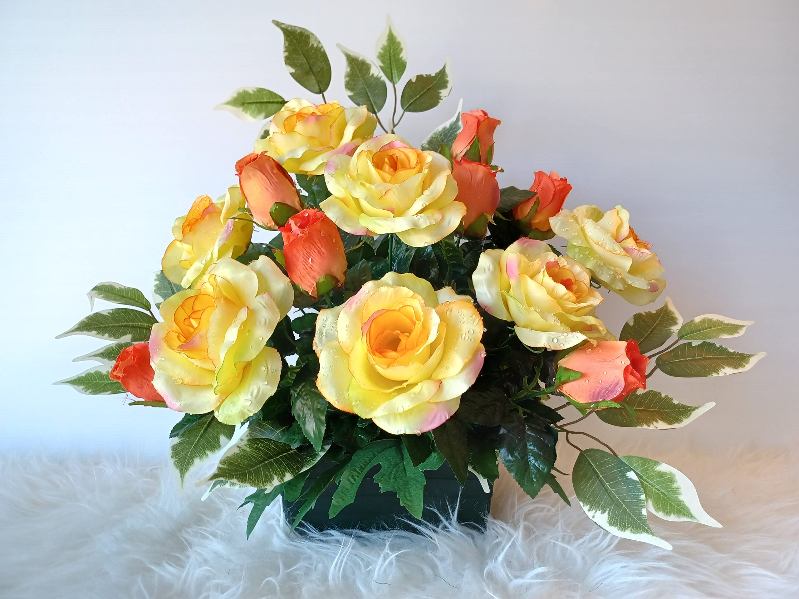 Composition de de Fleurs artificielles lesté Ciment. Réalisé par nos Soins. Les Fleurs sont de très Bonne Tenue et qualité. Vous ne serez Pas déçus par sa résistance au Vent.