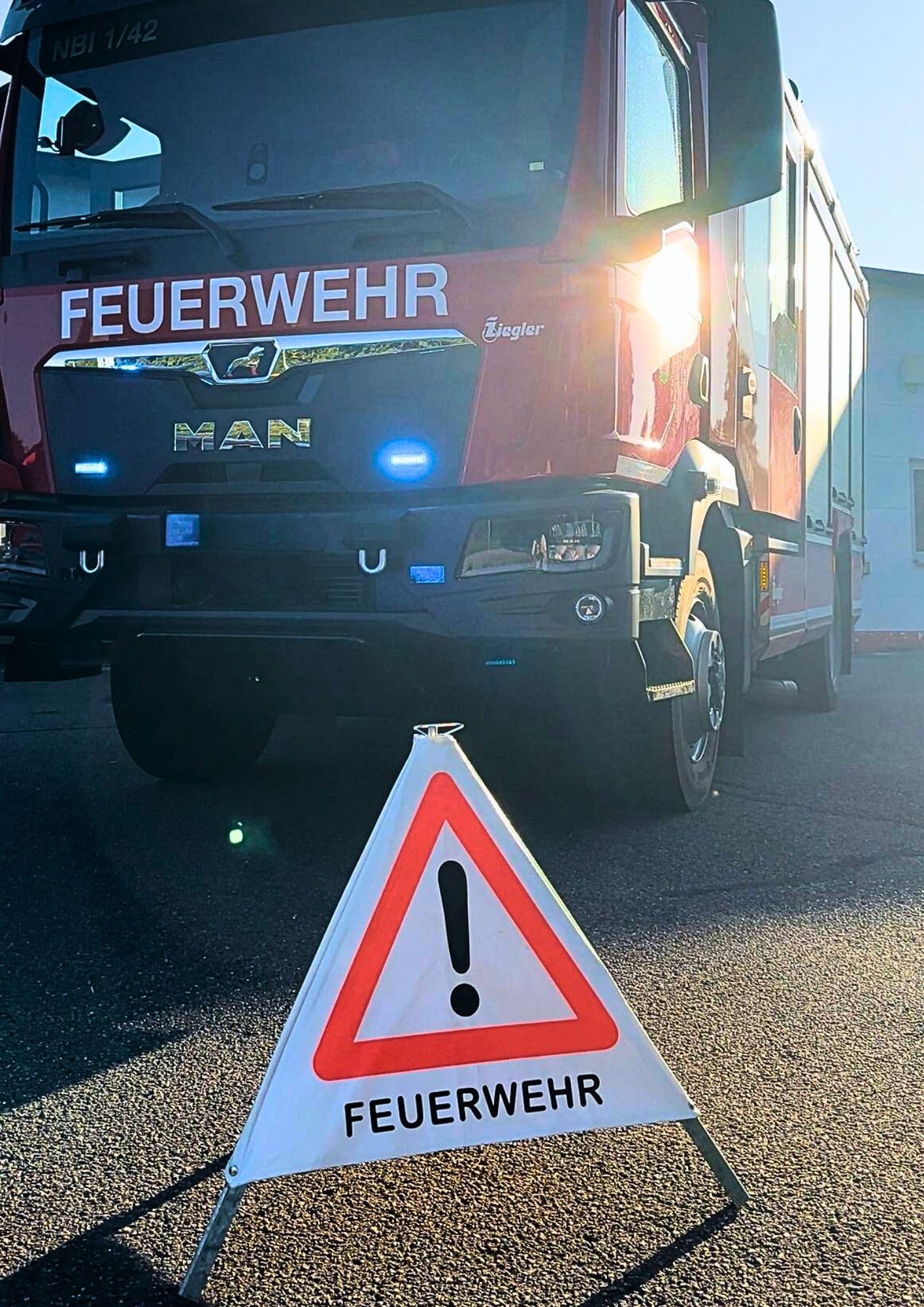Faltsignal Raptors | Feuerwehr | Warnsignal | Absicherung | Warndreieck | Versch. Texte | Warnpyramide | 700 mm | Faltbar