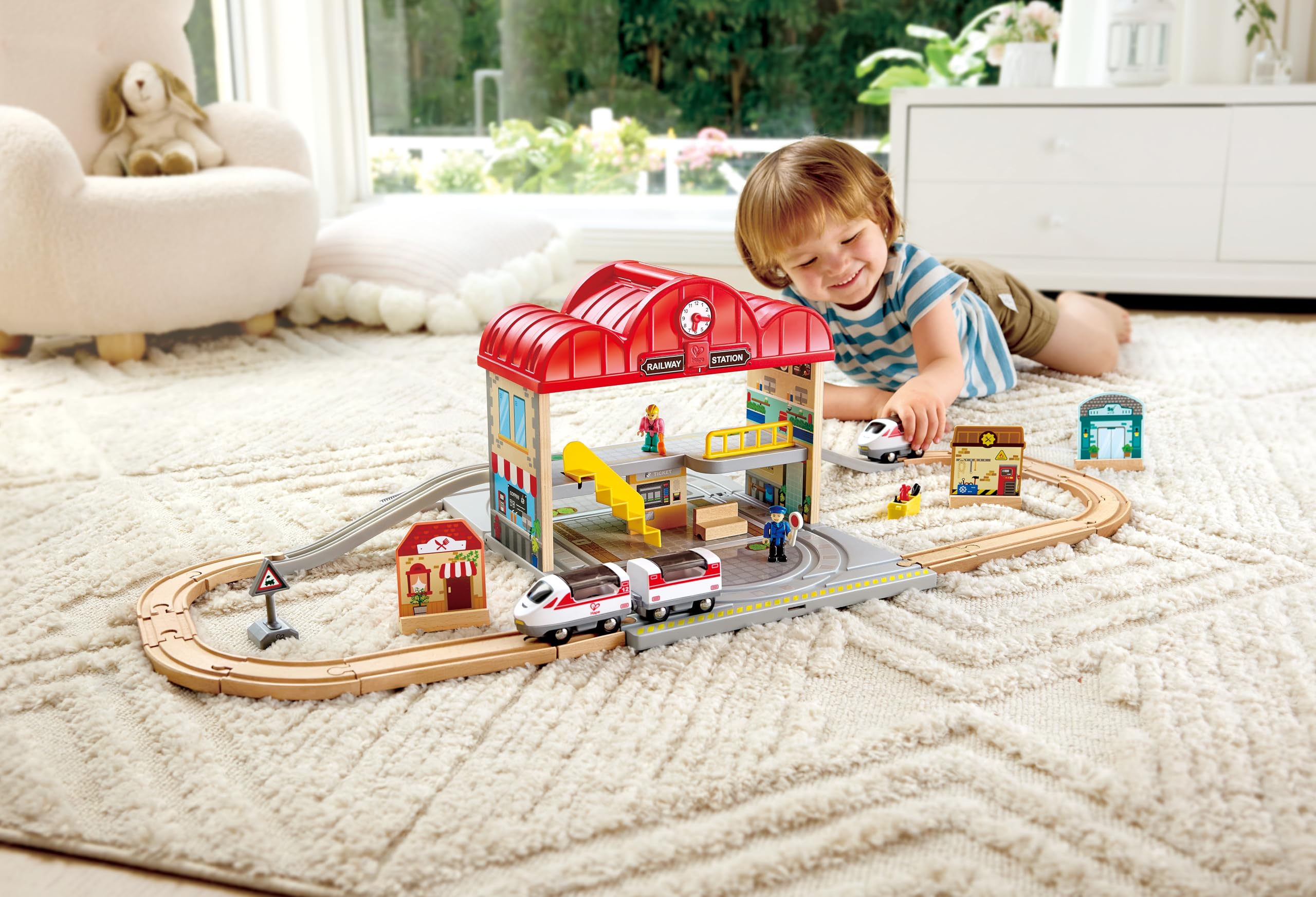 Estación de Tren de Madera portátil de Hape | Juego de Tren para niños | Vías, estación y Personajes | Fácil de Transportar