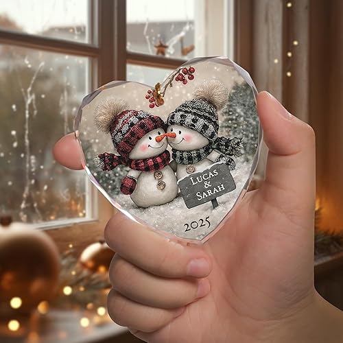 Miniatura 4 de Noni Adorno personalizado de cristal de corazón para parejas, nombres personalizados impresos y año 2025, muñeco de nieve para parejas, recuerdo de