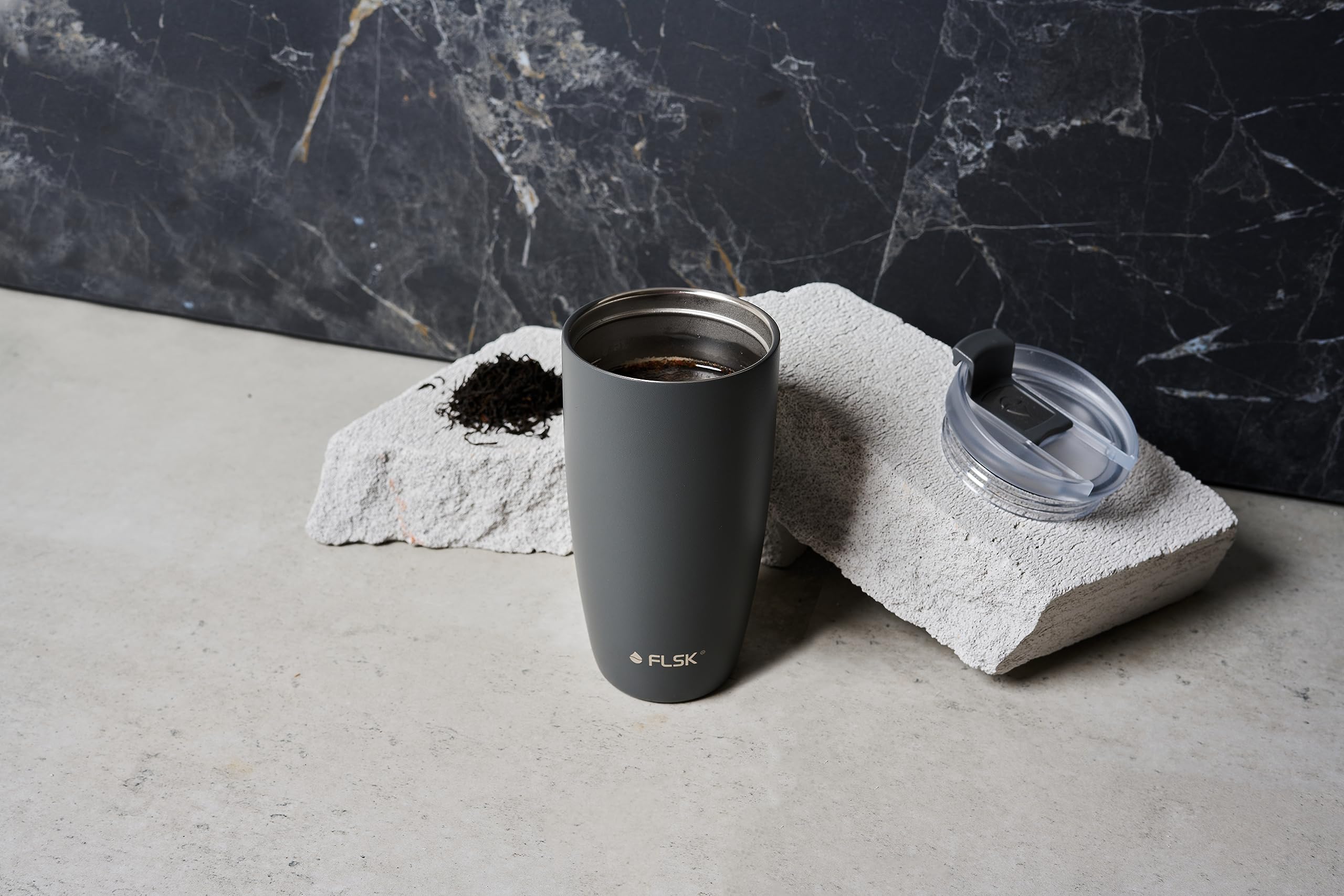 FLSK CUP Edelstahl Mehrwegbecher für unterwegs (350 ml, 500 ml) - 3 h heiß, auslaufsicher, inkl. plastikfreier Tubebox und Mikrofaser-Buddy, ideal für Reisen, Büro oder Auffüllen im Café
