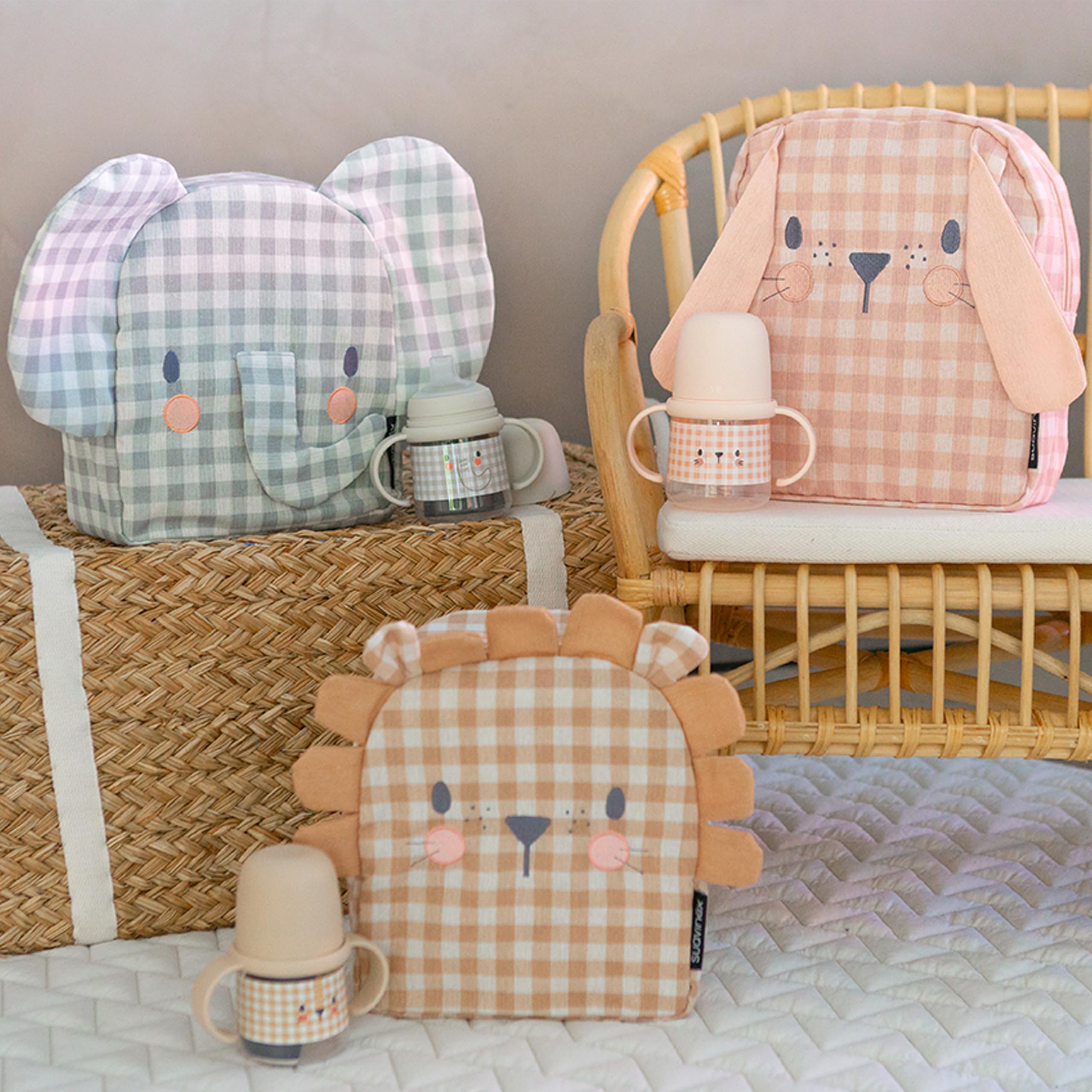 Suavinex, Mochila Guardería para Bebés, Canastilla - Regalo para Bebé con: Baby Cologne Memories 100 ml + Crema Pañal 50 ml + Pack 25 Toallitas Dermohidratantes + Taza de Aprendizaje, Conejo, Rosa