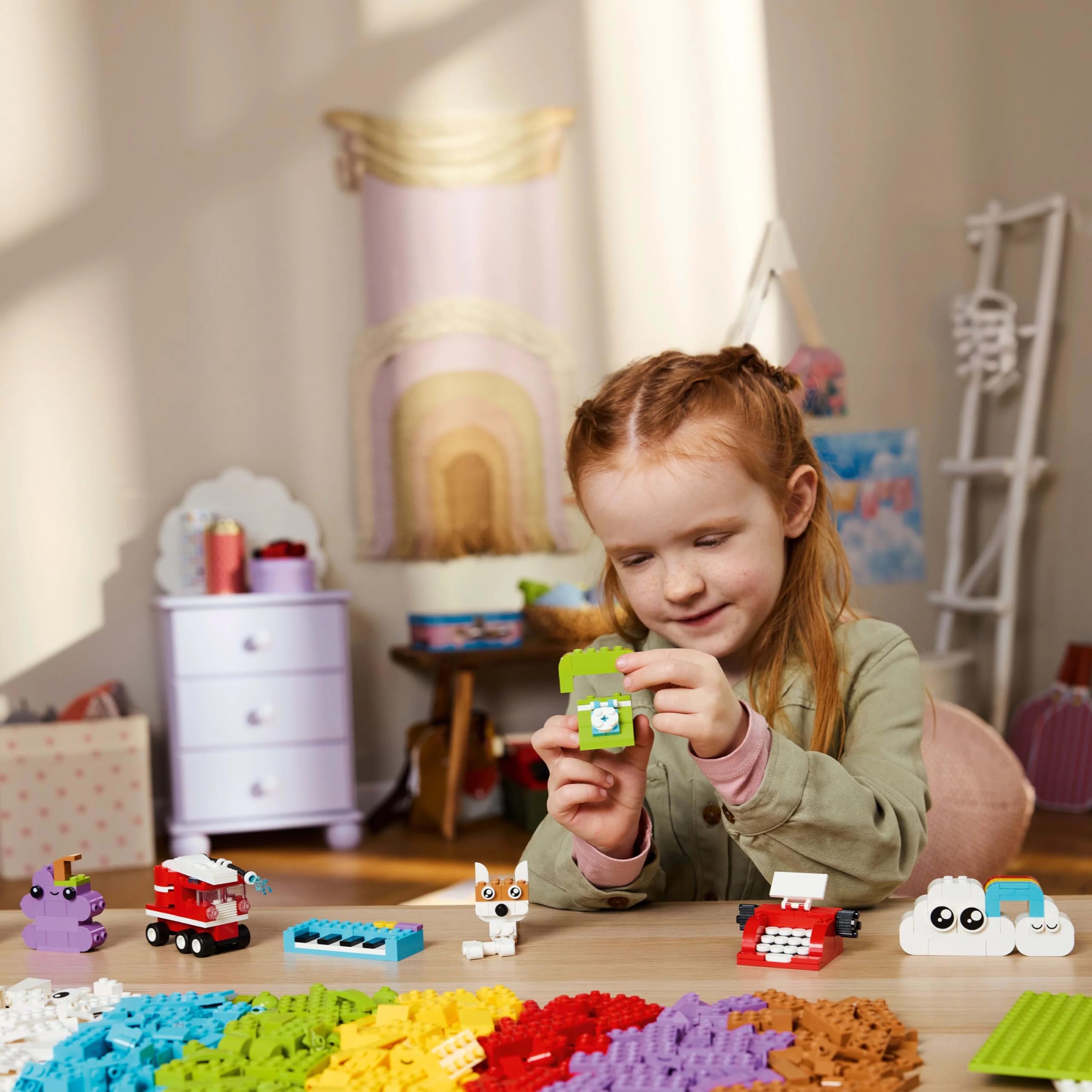 LEGO Classic Kreatywny zestaw do budowania i zabawy 11044 | Zestaw klocków konstrukcyjnych, łatwe budowanie, prezent dla dzieci 5+, dla dziewczynek i chłopców, 750 elementów