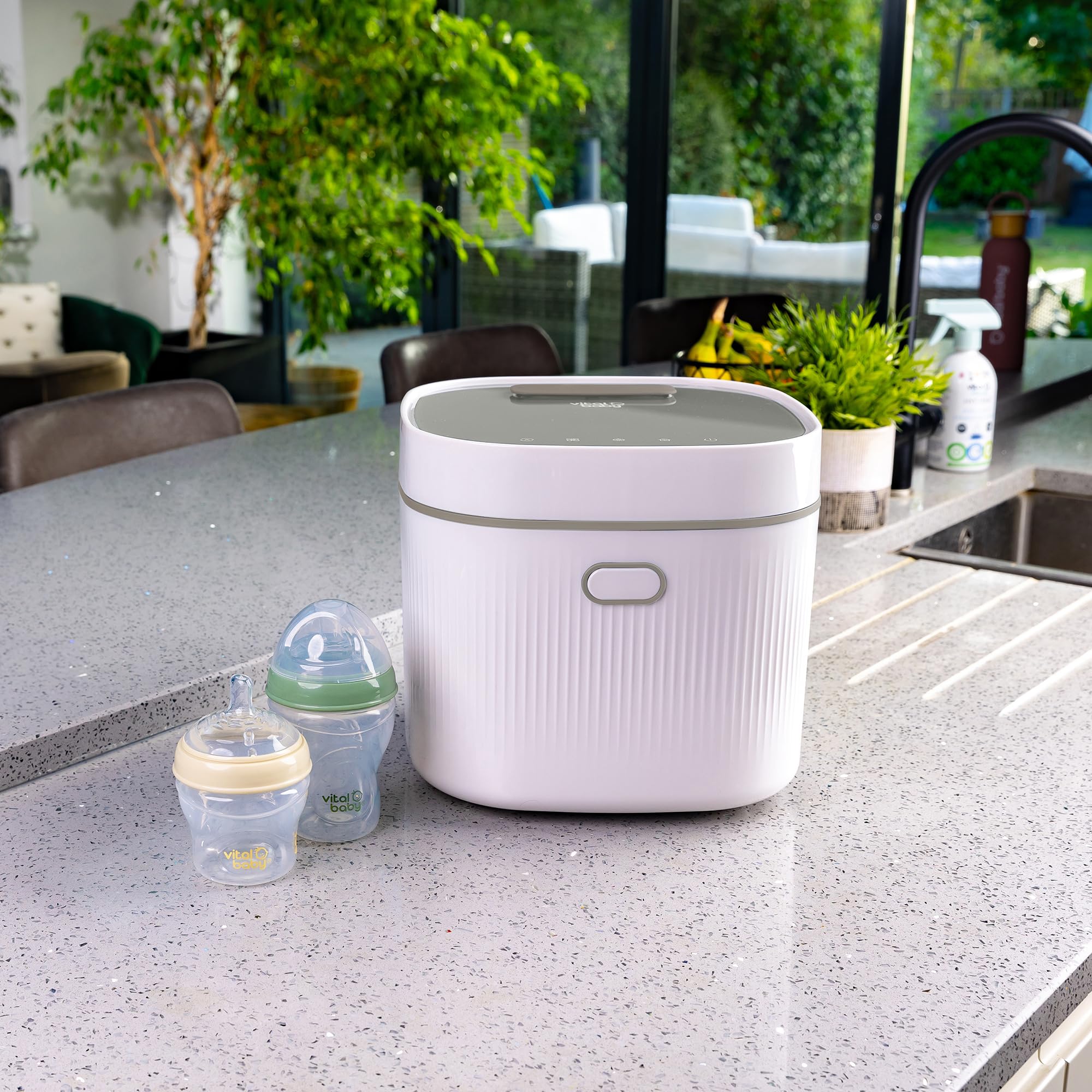 Vital Baby UV Babyflasche Sterilisator & Trockner Elektrischer Sterilisator für Flaschen, Milchpumpen, Schnuller & Zubehör Kein Wasser, Dampf oder Chemikalien - 5 Minuten Schnellzyklus, tötet 99,99%