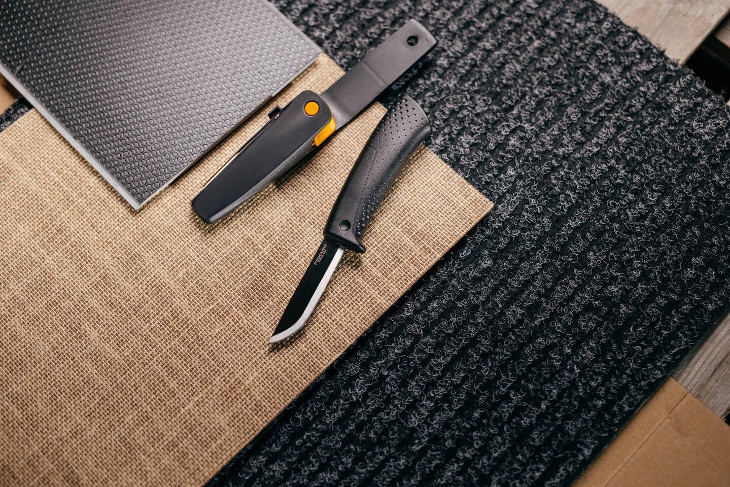 Fiskars Coltello per lavori fai-da-te, Include fodero con affilalama, Lunghezza totale: 21,1 cm, Nero, 1023617