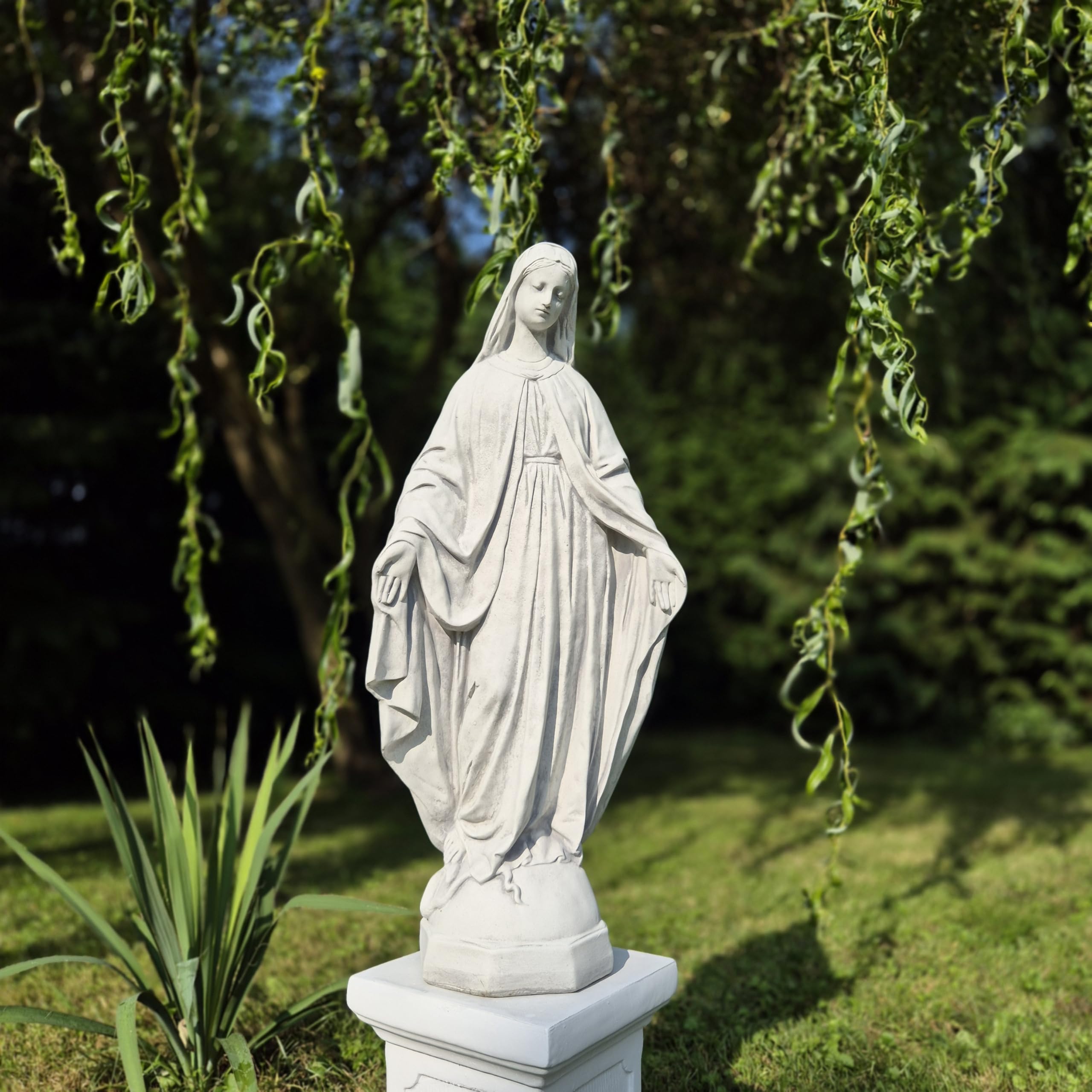 Figure de béton de l'Immaculée Vierge Marie