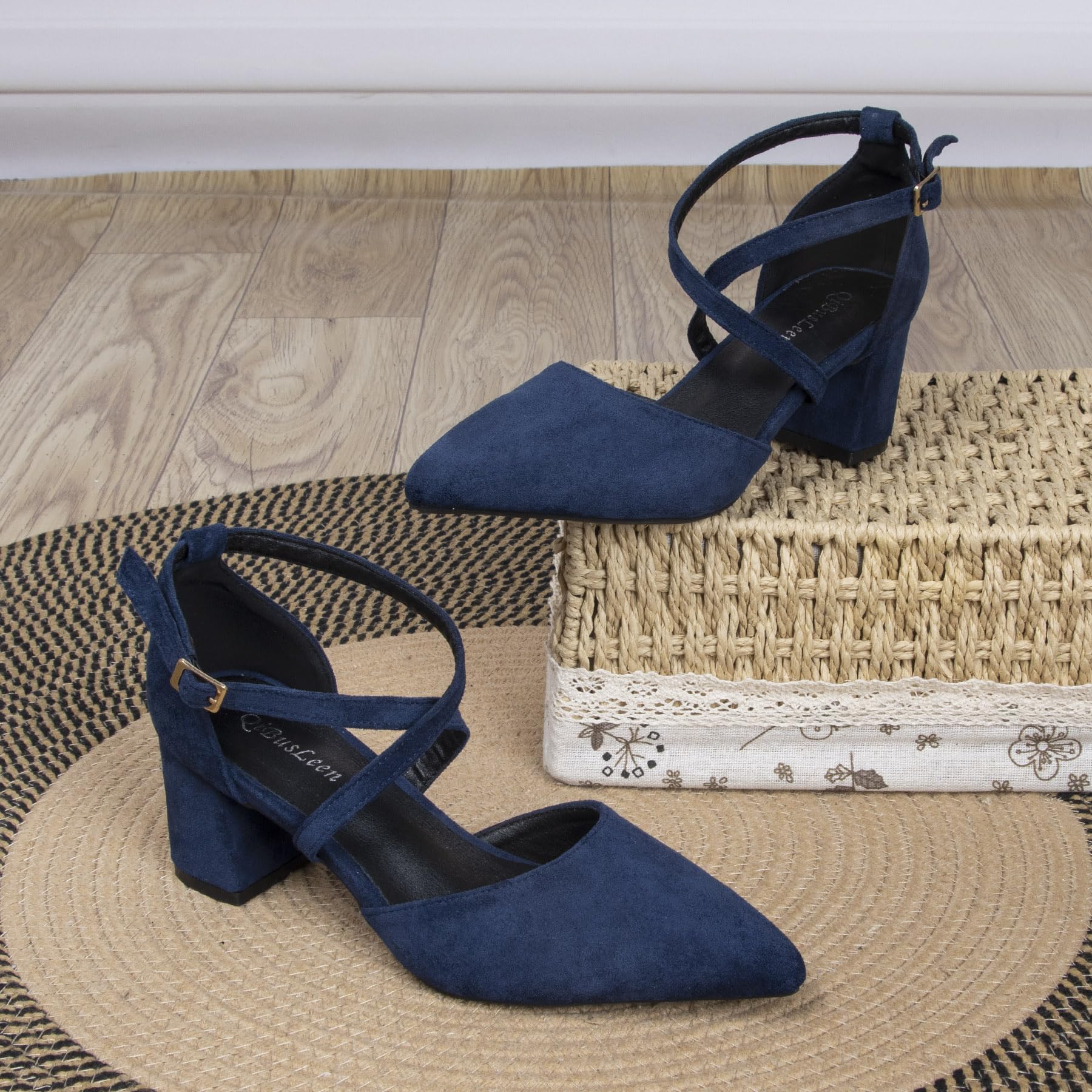 Cross Strappy Heels für Frauen Spitze geschlossene Zehe Knöchelriemen D'Orsay Pumps 2 Inch Low Chunky Block Suede PU Leder Heels Bequem Dressy Formal Schuhe