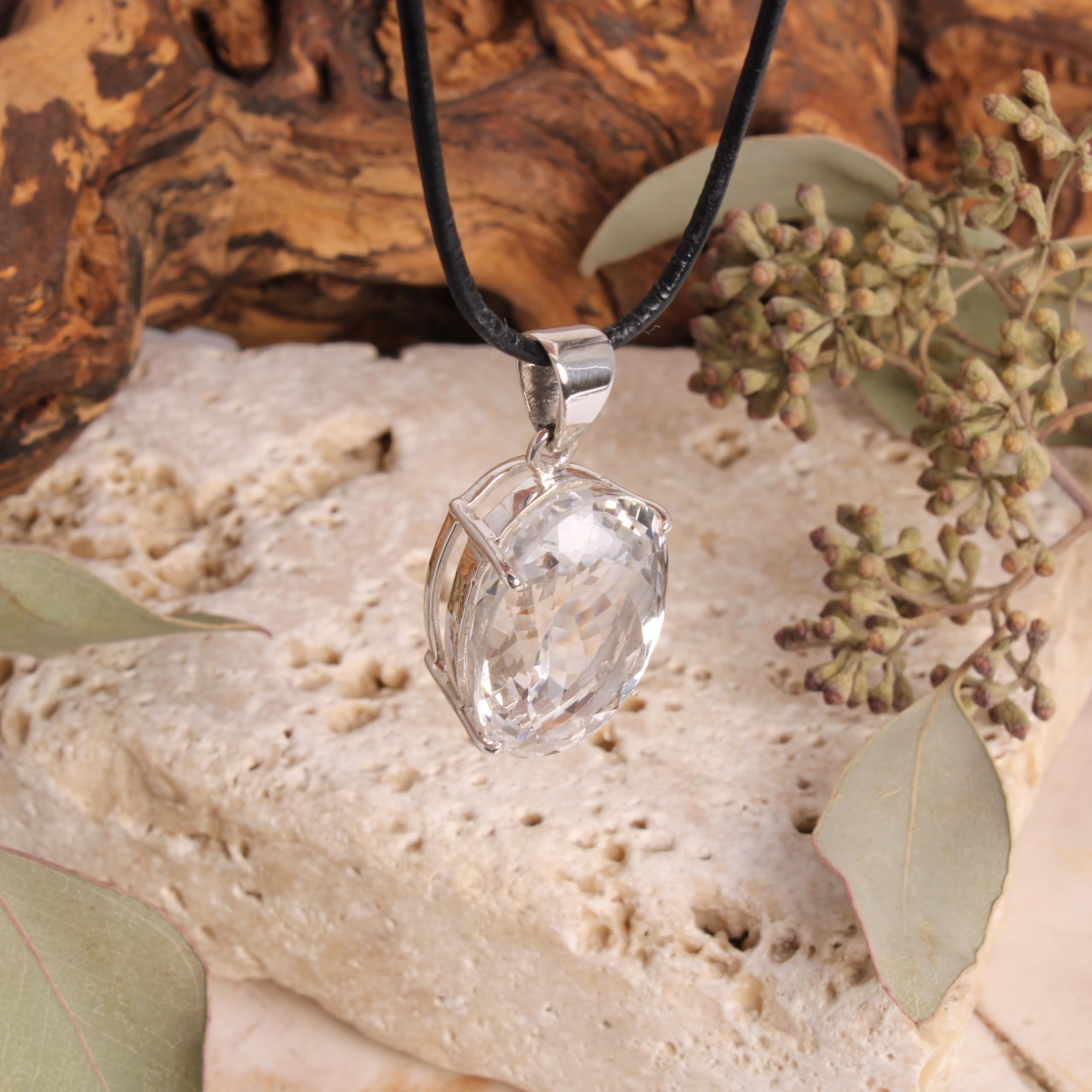 Budawi® Bergkristall Anhänger 925 Silber Einzelstück | Facettierter Schliff | Ovale Form | Ca. 25 x 17 mm | 10,4 g Gewicht | Geschenkschachtel
