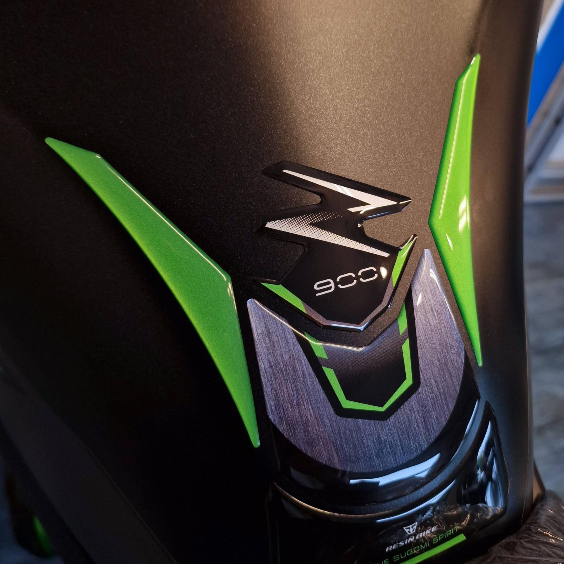 Resin Bike Autocollant Moto Compatibles avec Kawasaki Z900 - Z900 SE 2025-2026. Protection Grip de Réservoir Moto Contre Les Chocs et Les Éraflures. Autocollant 3D Résinés Made in Italy
