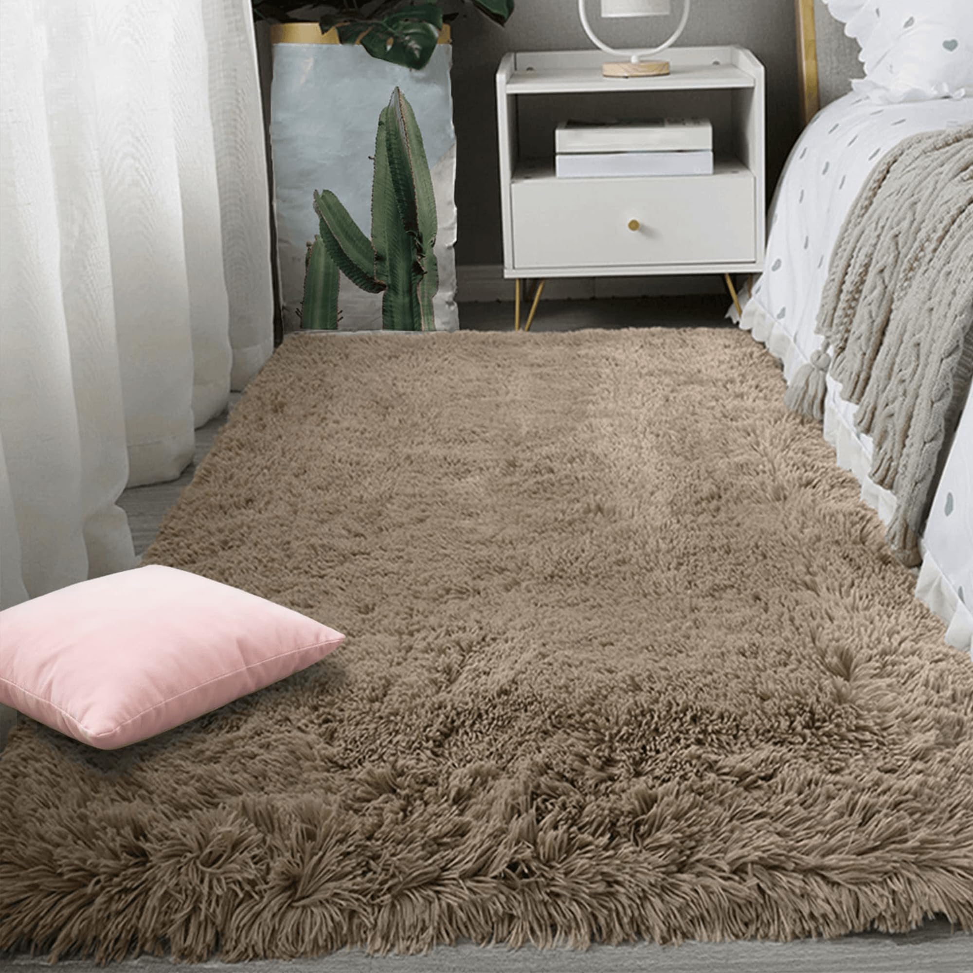 Tapis shaggy long poil chameau pour une chambre cocooning