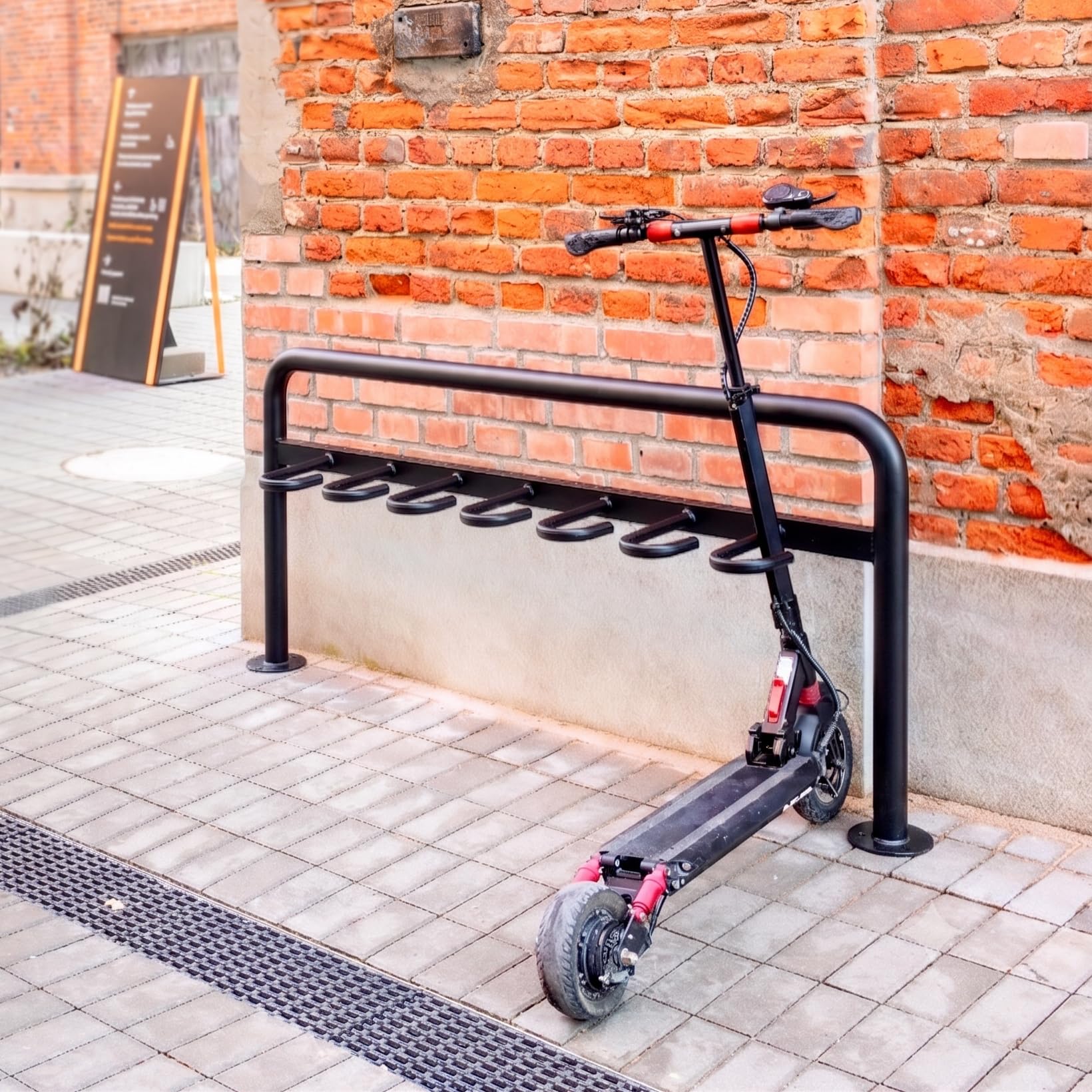 REKORD Frida Support pour 7 Trottinettes Électriques et Classiques Acier Galvanisé 170 x 77 x 30 cm Résistant aux Intempéries & Revêtement par Poudre Noir Mat pour Extérieur et Espaces Publics