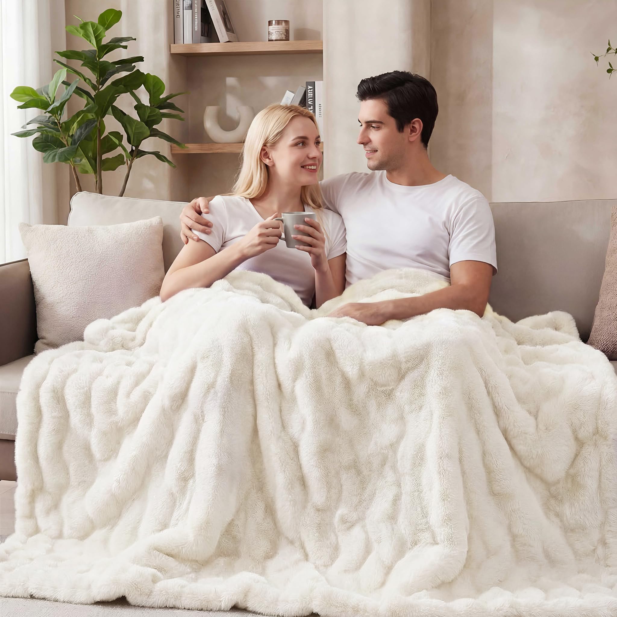 ORINOVA Flauschige Decke Beige 130x150 cm Kunstfell Kuscheldecke Flauschig Felldecke Warm Decken Plüschdecke Sofadecke Kuschelig Wohndecke Bett Fleecedecke