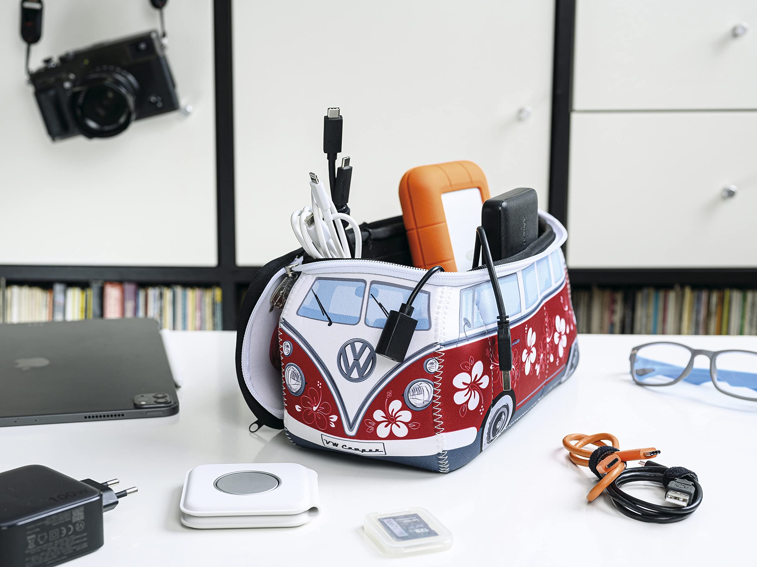 BRISA VW Collection - Volkswagen Neopren Universal-Schmink-Kosmetik-Kultur-Reise-Apotheke-Tasche-Beutel im T1 Bulli Bus Design (Hibiskus/Rot/Groß)