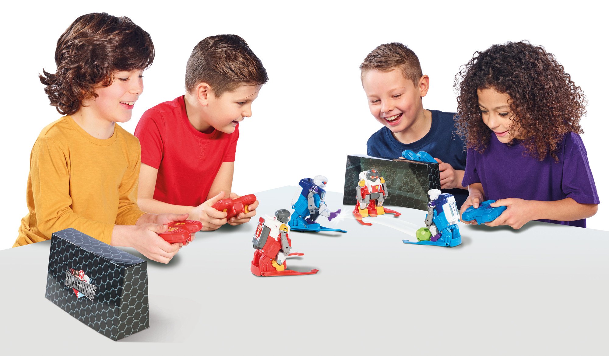 Tomy Soccerborg Robot de Juguete para niños – Robot de Juguete teledirigido a Partir de 6 años – Dos Robots de fútbol con porterías, Bolas y Pegatinas para personalización
