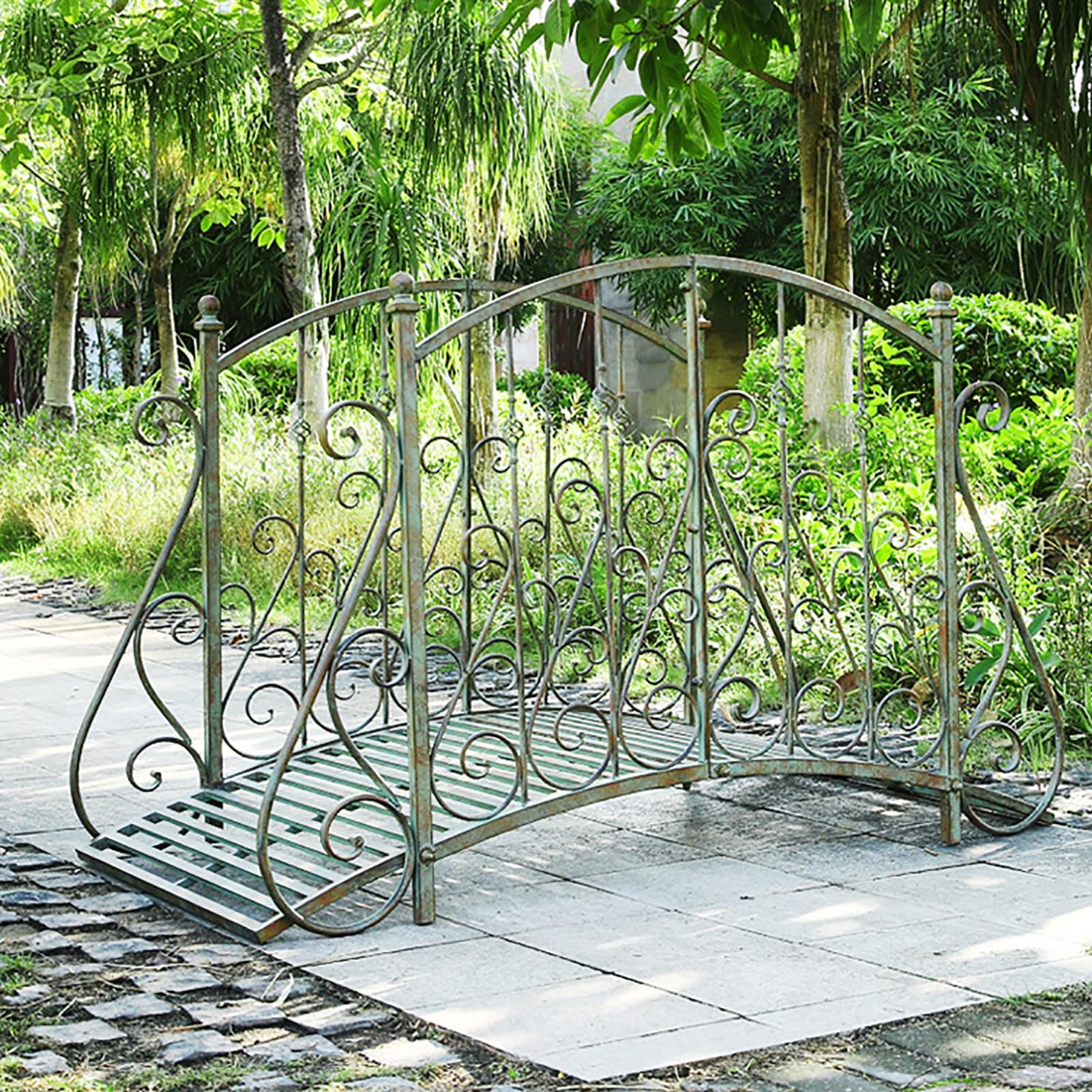 Puente de jardín Zen con arco de metal de 60 pulgadas con barandillas laterales de seguridad, pasarela decorativa, delicados volutas florales for arroyo, estanque de peces, antiguo, fácil de montar y