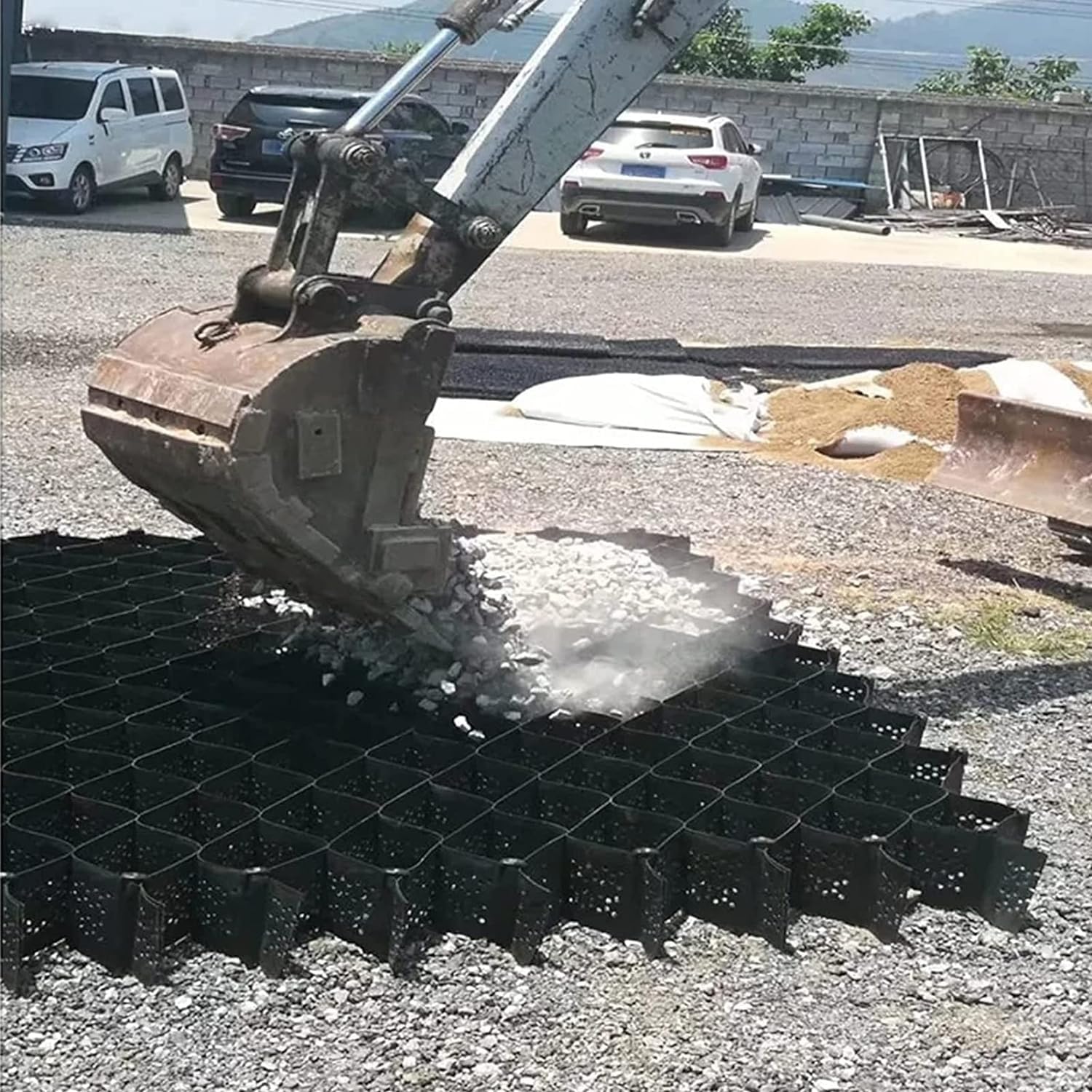 Grille de gravier perméable pour créer une allée de jardin stable et drainante en géocellule