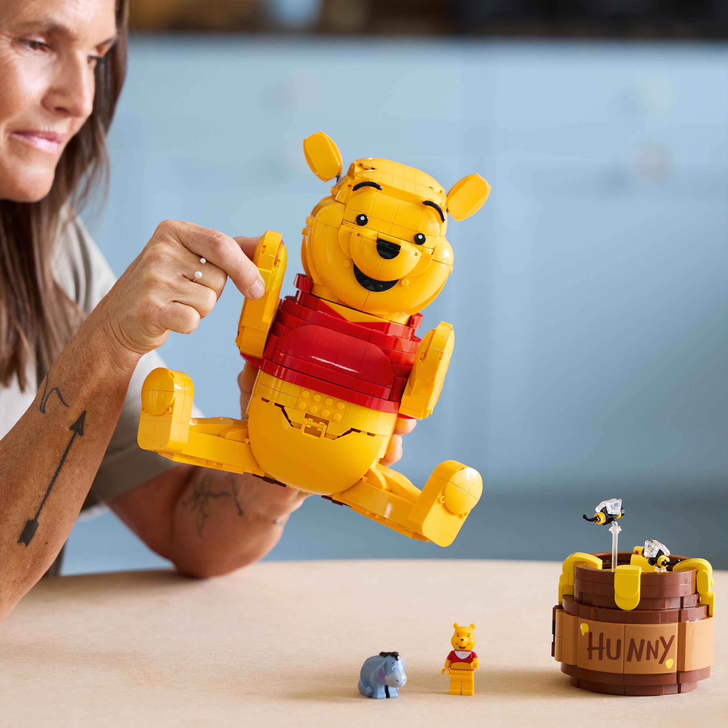 LEGO | Disney Winnie Puuh - Modellbau für Erwachsene zum Ausstellen - mit Honigtopf, Sammler Minifigur & I-Aah Figur - DIY nostalgische Geschenkidee für Fans - 43300