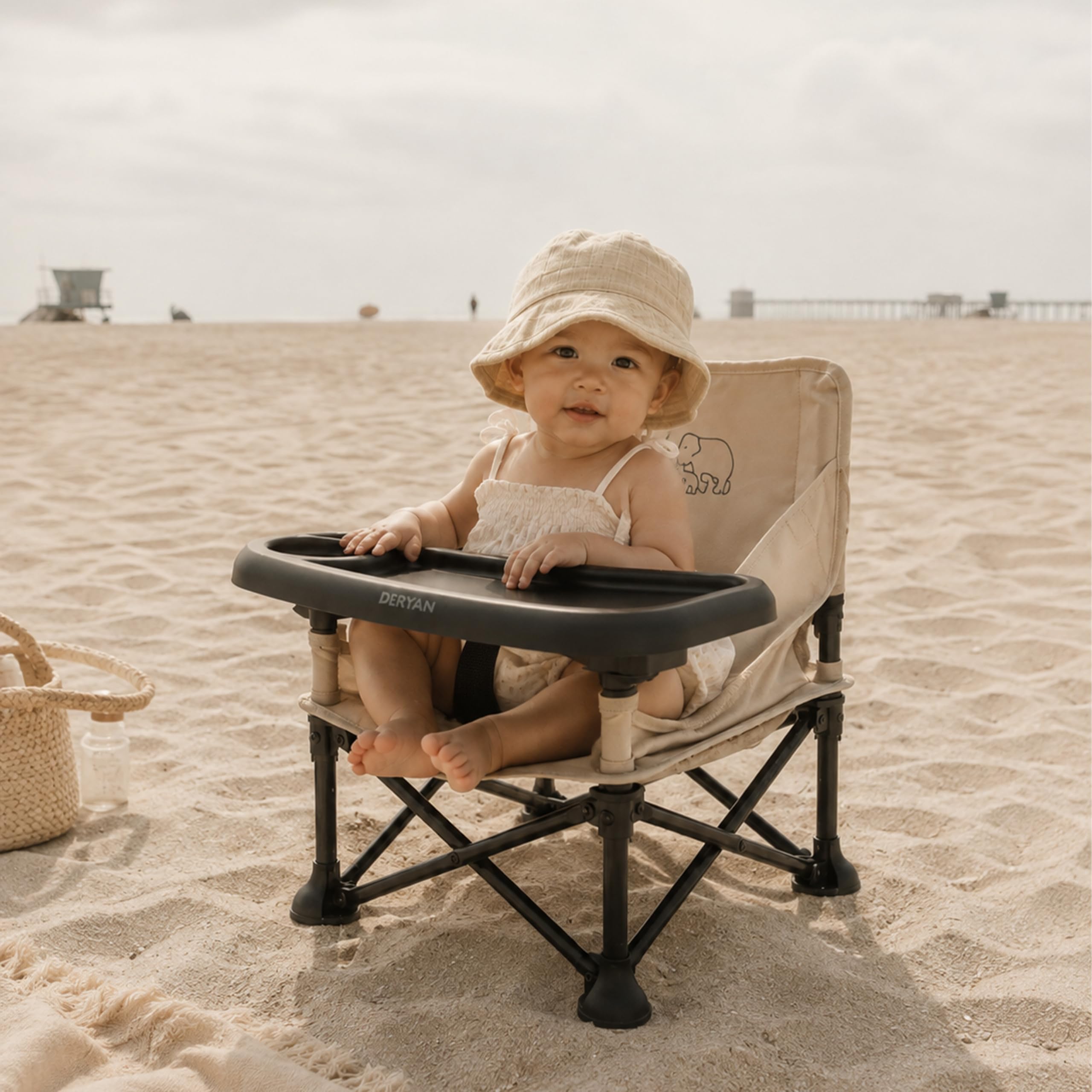 Deryan Pop 'N Sit Mini Rehausseur de Chaise Pliable pour Bébé - 6 à 36 Mois - Jusqu’à 15 kg - Harnais 3 Points - Plateau Amovible - 4 Sangles de Fixation - Sac de Transport - Nougat