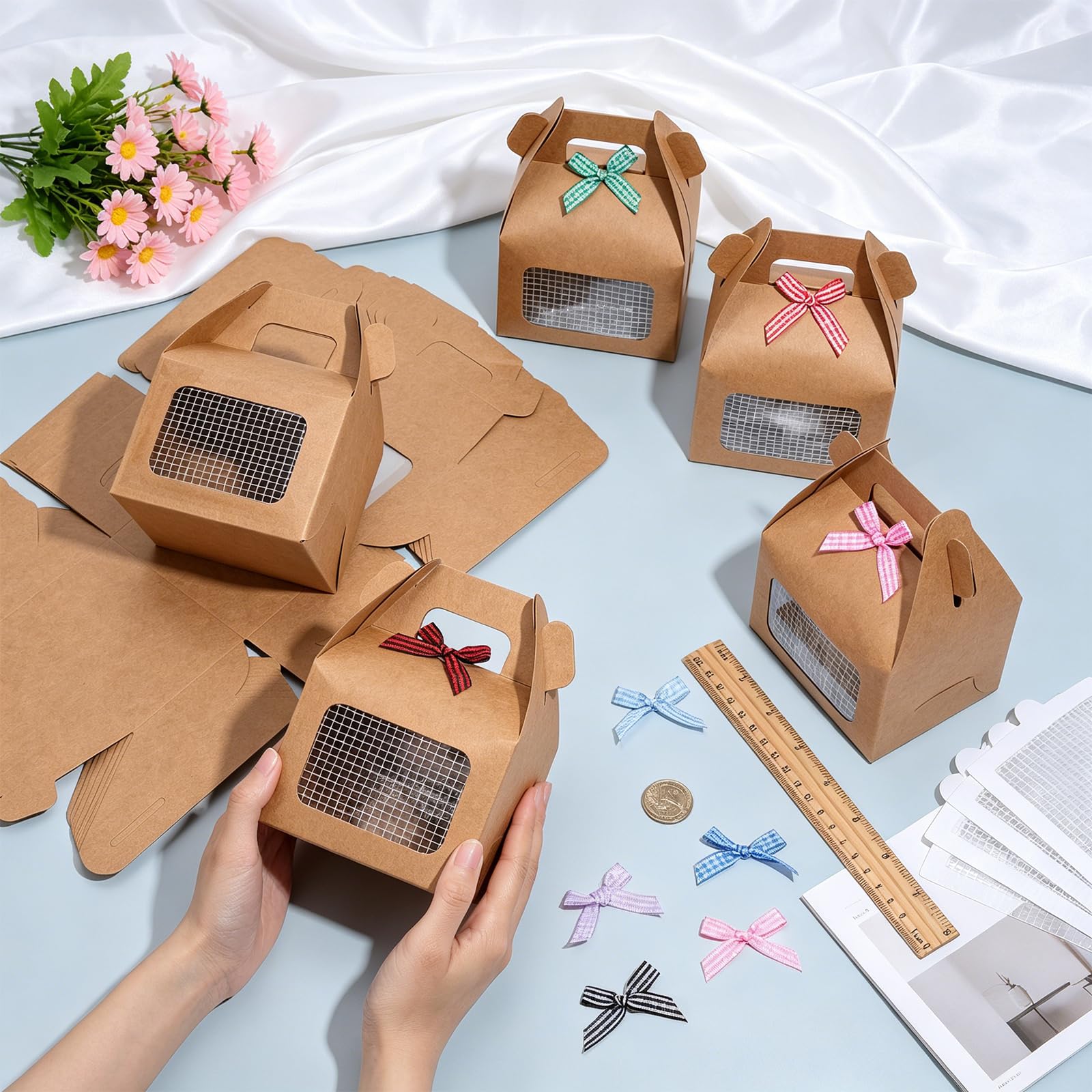 DELORIGIN Set di 50 scatole con finestrella adesiva e fiocchi decorativi pasquali per adottare pulcini, feste di compleanno, Pasqua, confezione regalo