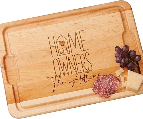 Personalization Universe Home Owners - Tabla de cortar de madera dura personalizada con pozo de jugo y asas de agarre, ideal para familia, boda o