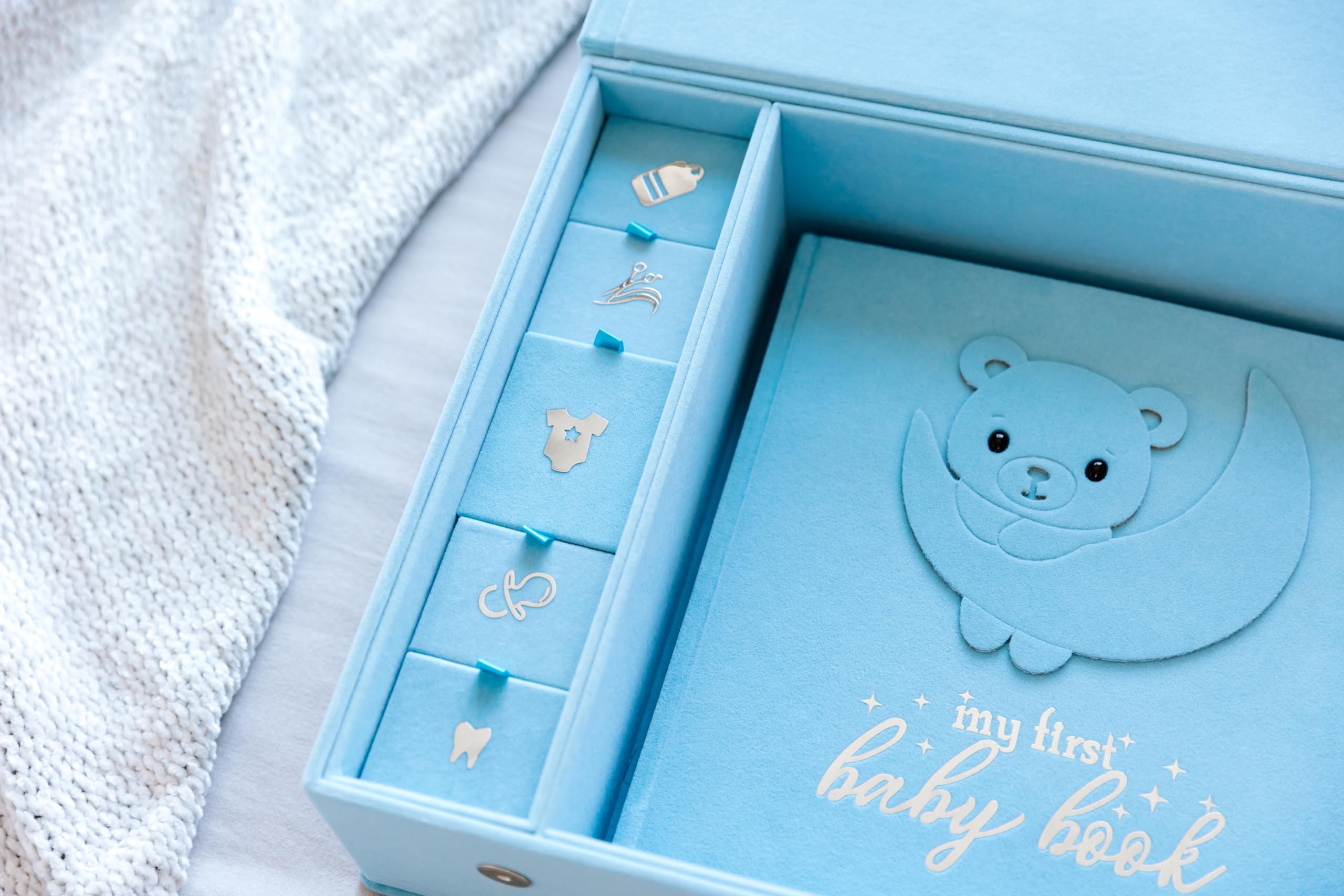 Baby Scrapbook und Fotoalbum mit Erinnerungsbox, Hand & Fußabdruck Kit, Baby erstes Jahr Journal, Fotoalbum für Neugeborene 0-12 Monate (Teddy Bear Boy, Blau)