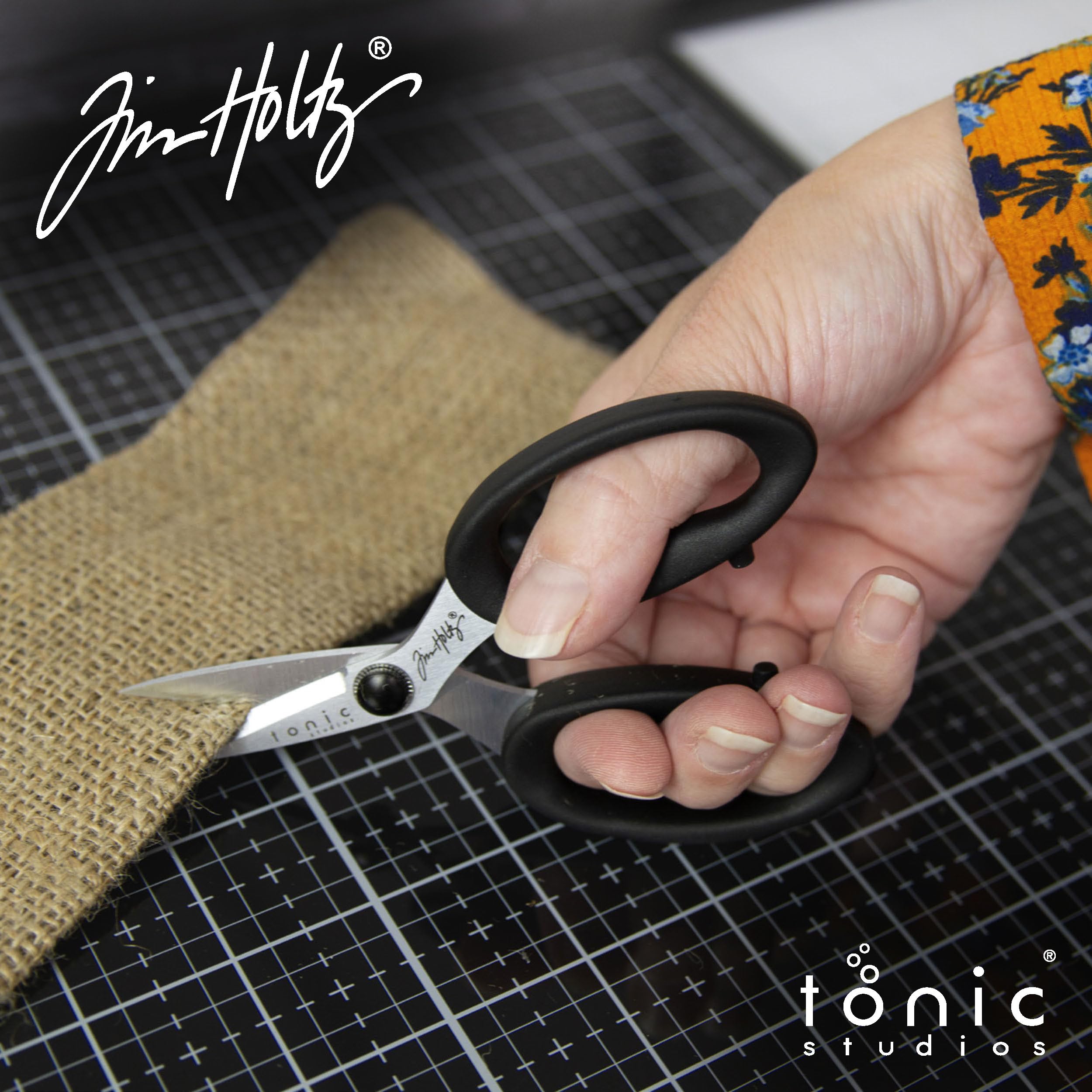 Tonic Studios - Paquete de tijeras de mercería Tim Holtz - Incluye tijeras recubiertas de titanio de 5 y 6 pulgadas con latas de almacenamiento estampadas