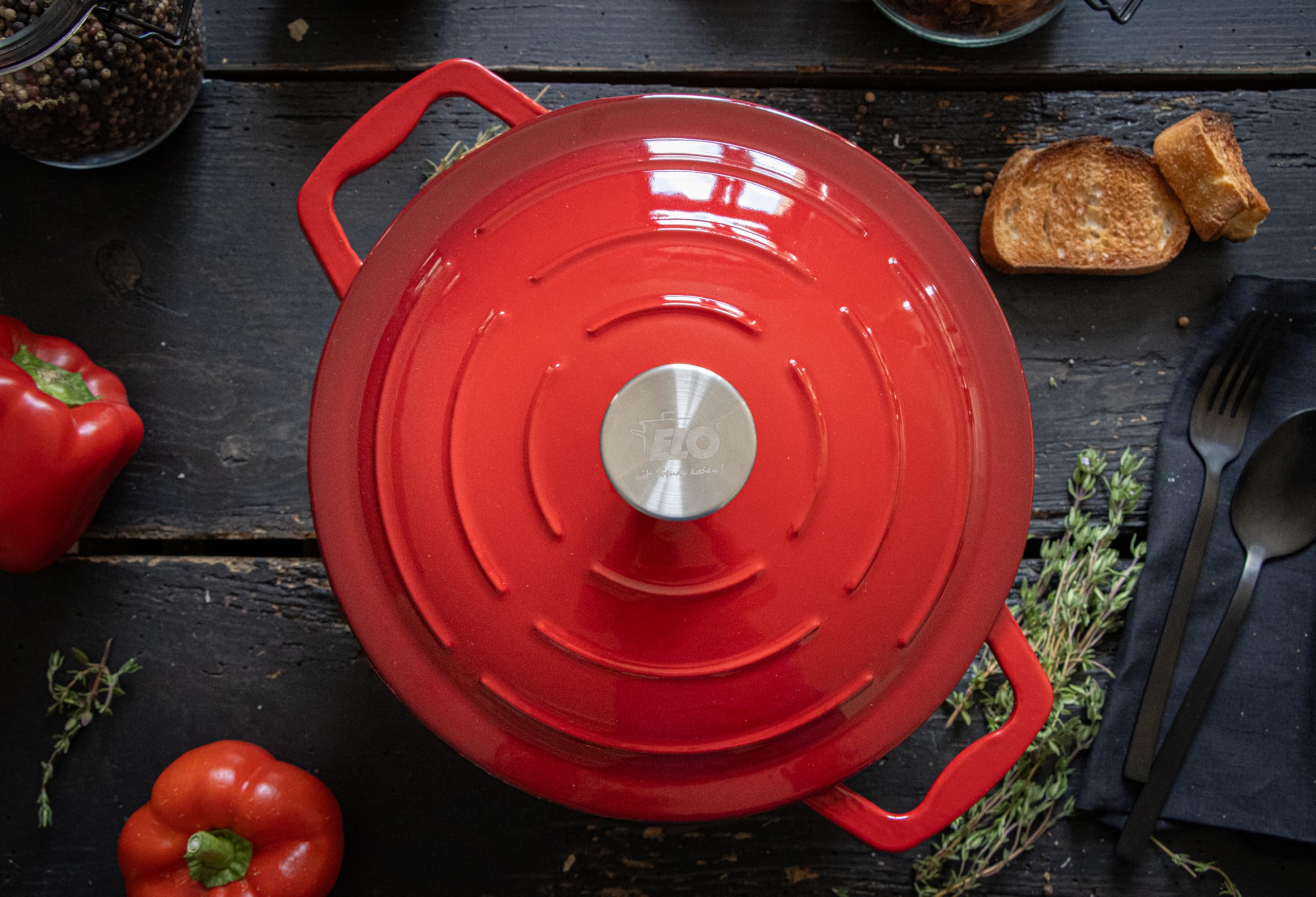ELO 3082826 casseruola in ghisa smaltata bassa antiaderente con coperchio, rosso ciliegia, adatto al forno, pentola a cottura a induzione, 28 cm, 3L | Struttura scanalata nel coperchio, manopola in acciaio inox con anello in silicone, resistente, adatta a