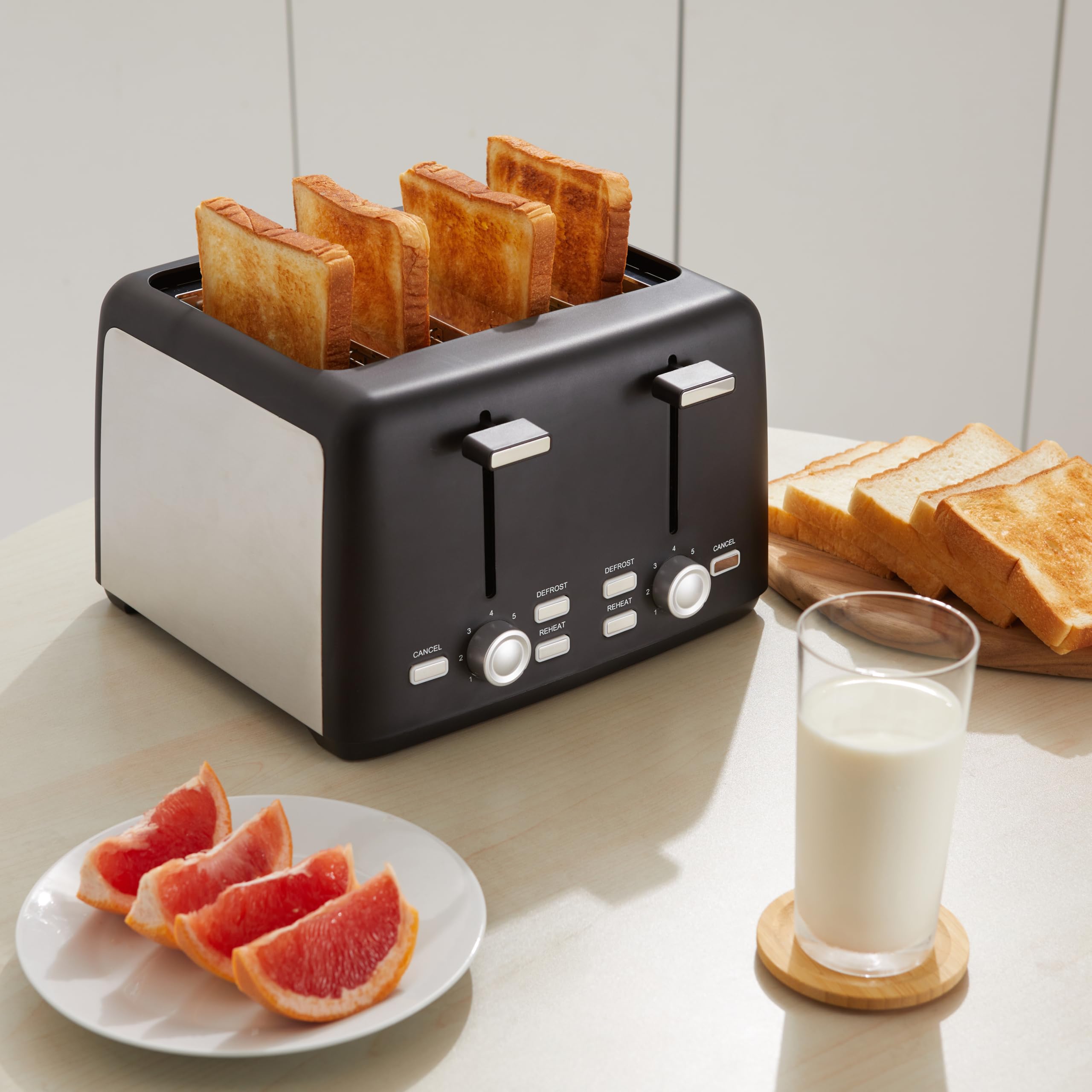 Amazon Basics 4-Scheiben Toaster mit 7 Bräunungsstufen und Herausnehmbarer Krümelschublade, Extra Breite Schlitze, 1500W, Schwarz