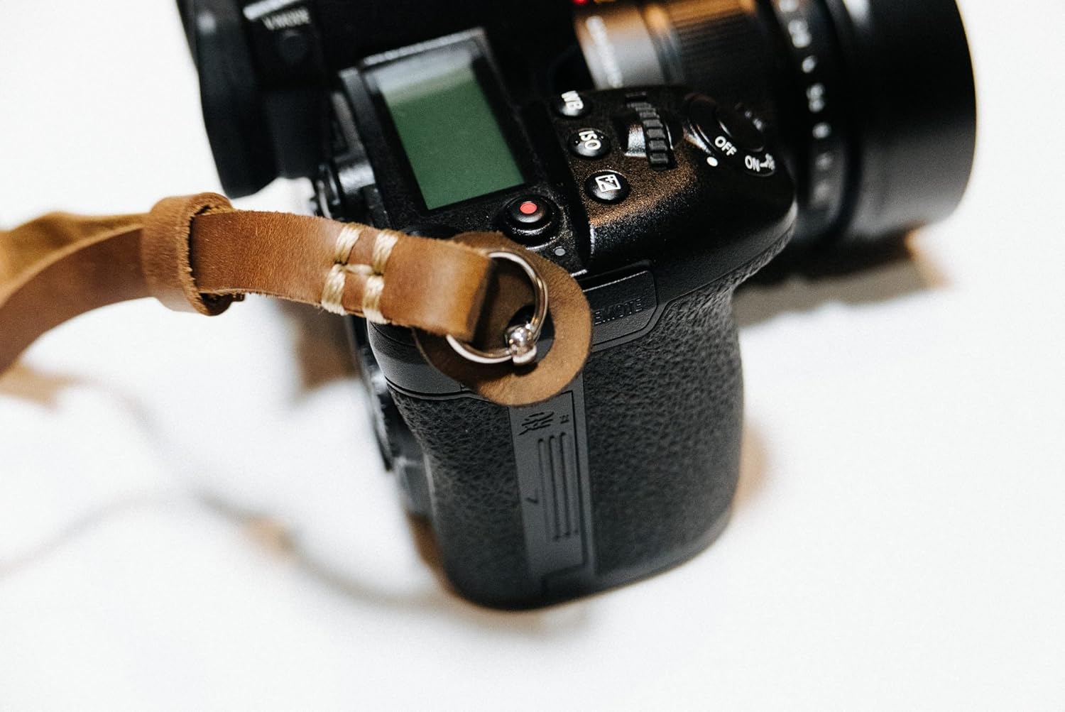 TOP оƒƒERS Henri by Eric Kim Handmade Premium Leather Camera Wrist Strap (Crema Brown)