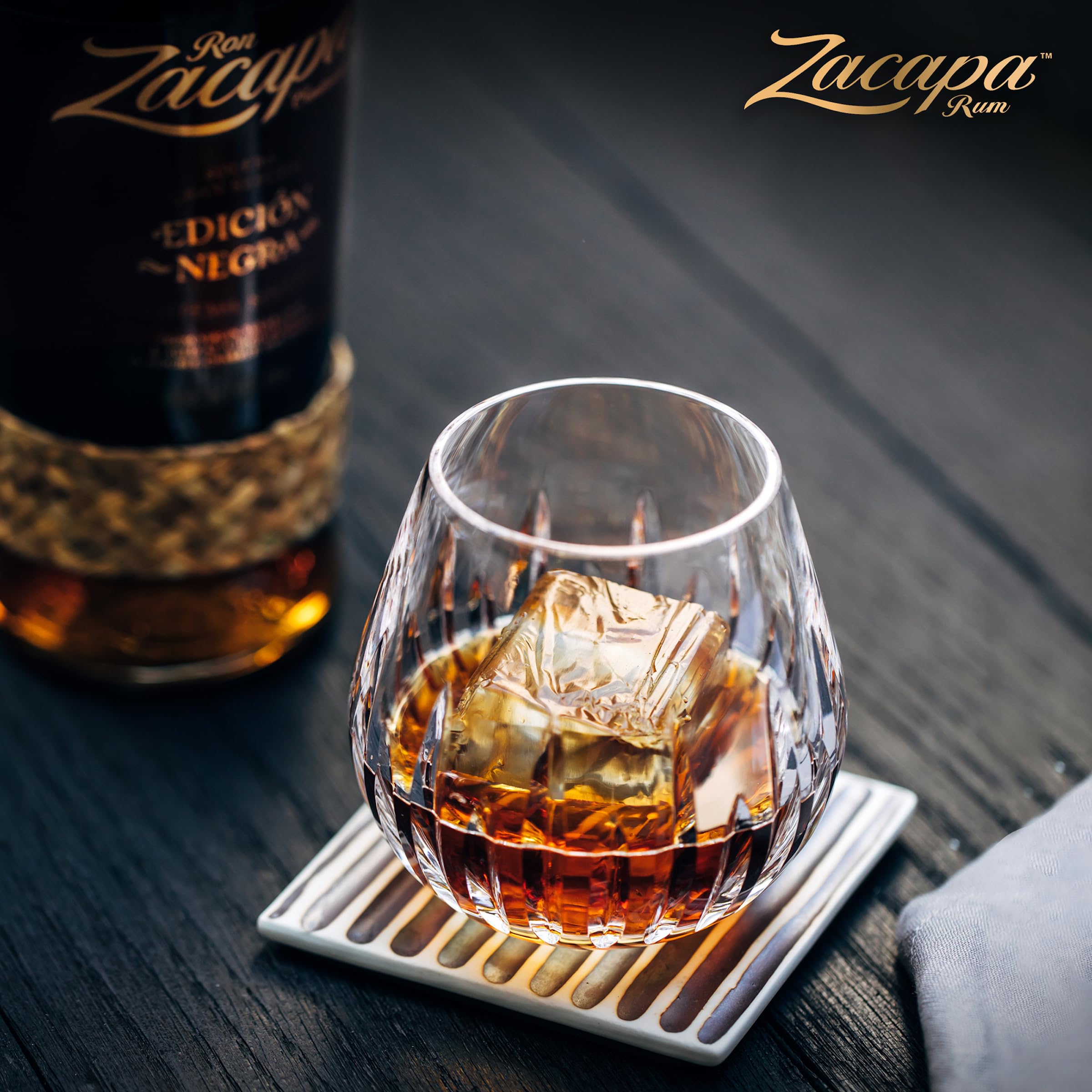 Zacapa Ron Edición Negra, Premium-Rum, Rum, Geschenkidee zu Ostern, intensive Aromen von Schokolade und getrockneten Früchten, 43% Vol., 700 ml Einzelflasche