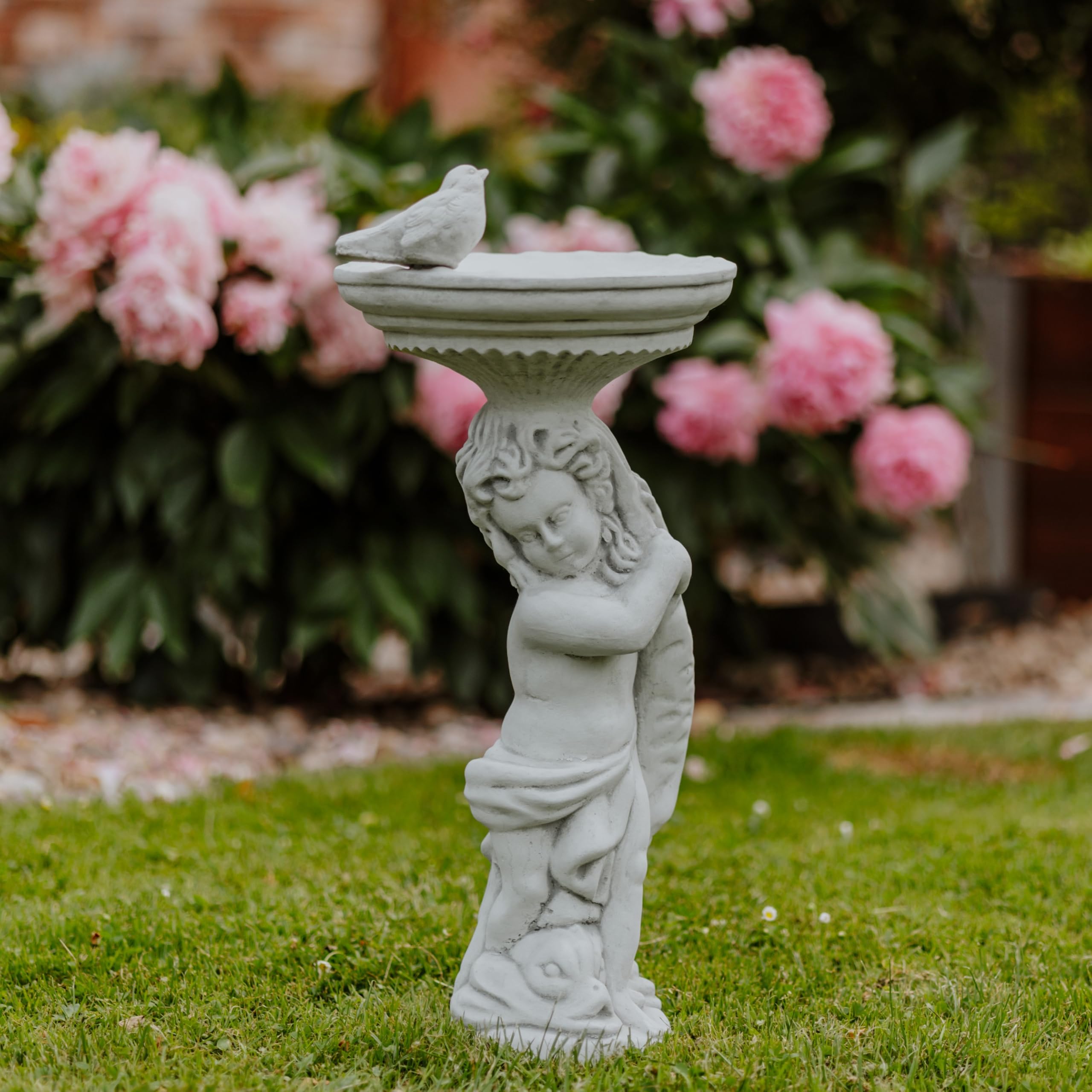 gartendekoparadies.de Chłopiec z dużym poidłem dla ptaków, kamienna figurka wys. 54 cm, 18 kg, szara, odporna na mróz z odlewu kamiennego do użytku na zewnątrz