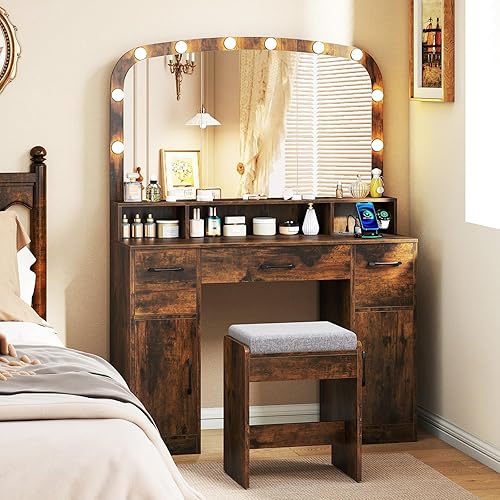 CHARMAID Escritorio grande con espejo arqueado y luces, mesa de tocador de maquillaje vintage con estación de carga, cajones y armarios de Marrón
