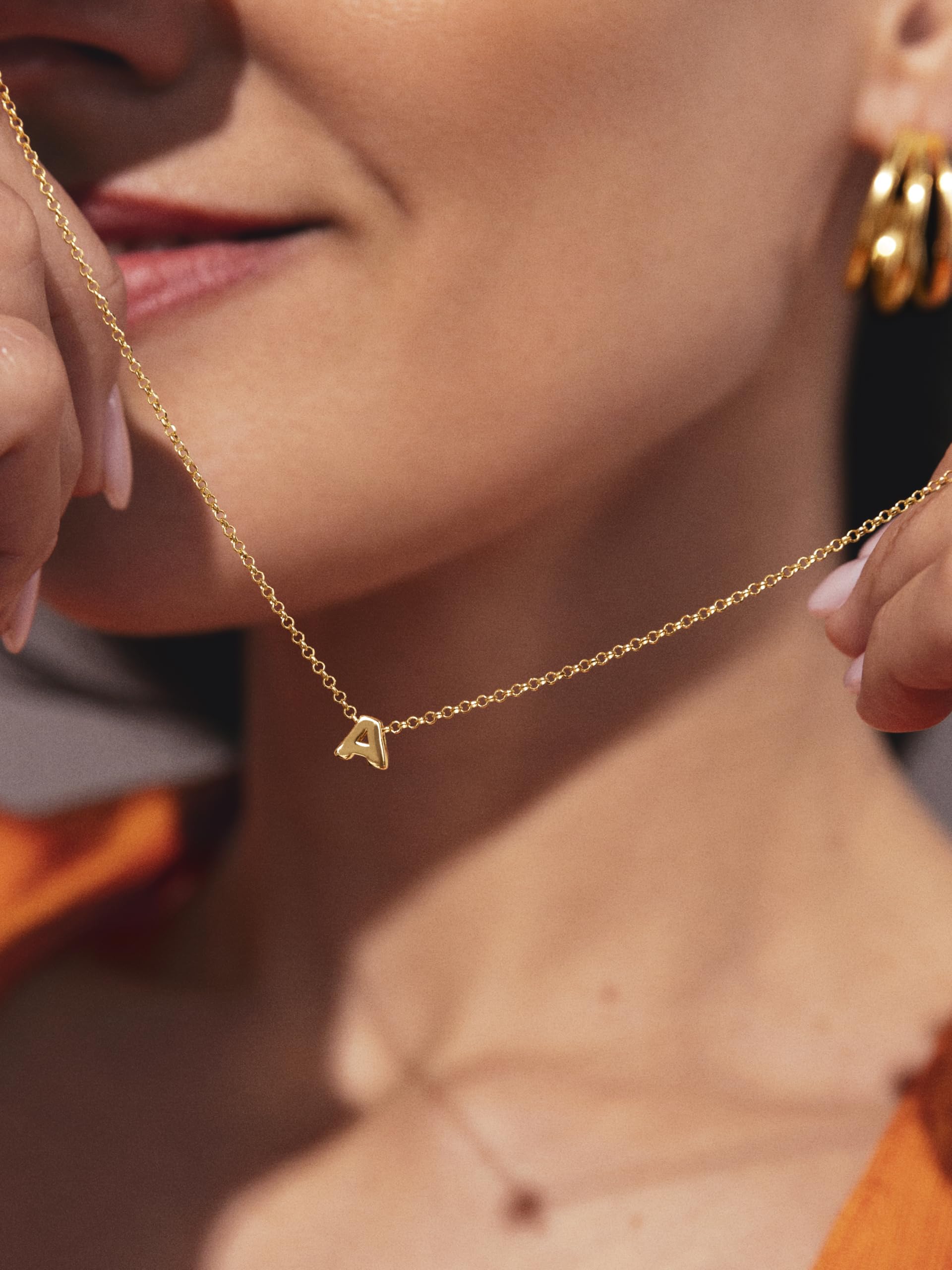 SINGULARU - Collar Personalizado Single Letter. Colgante en Plata de Ley 925 con Acabado Baño de Oro de 18 Kt. Cadena de Talla Unica. Joyas para Mujer. Letra A-Z