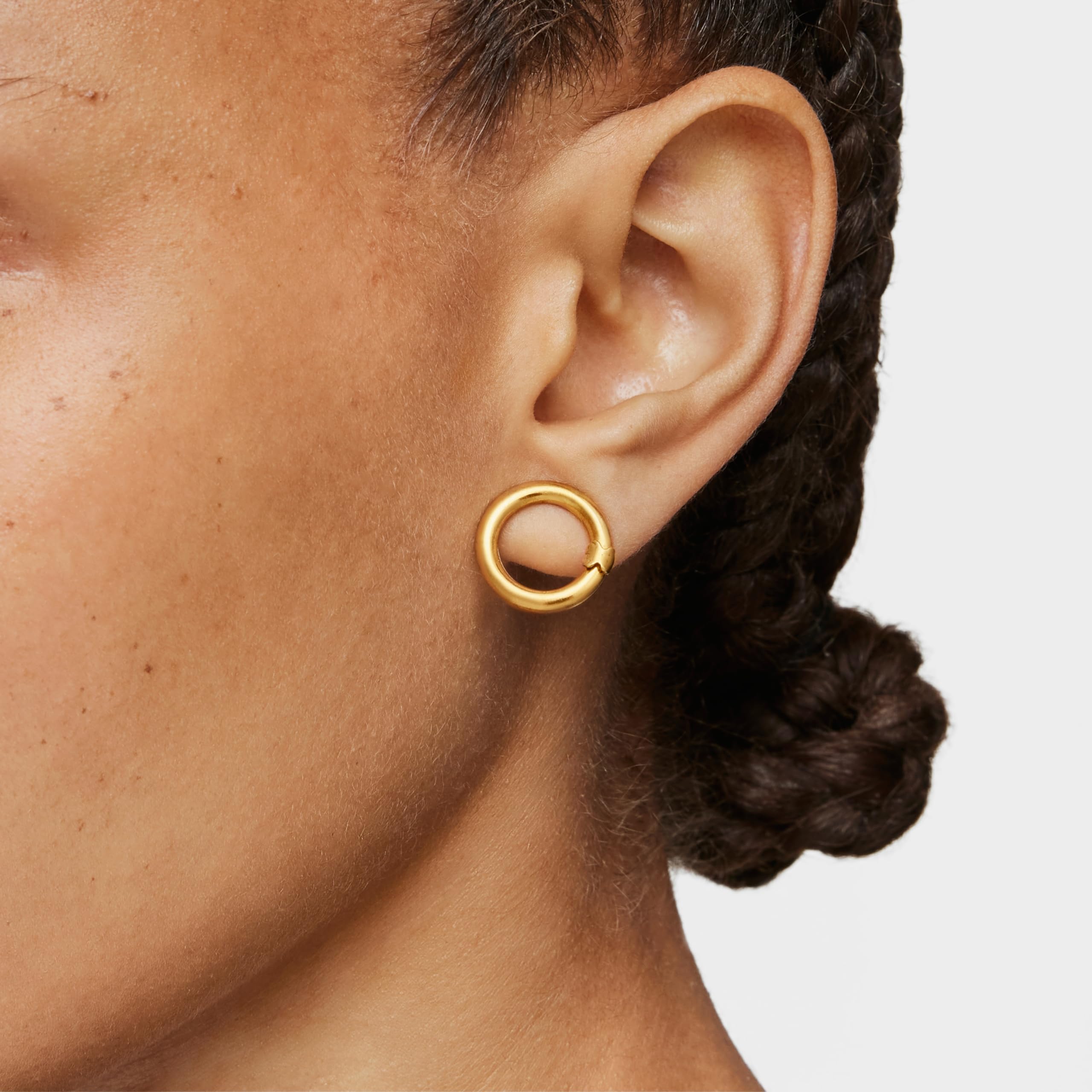 TOUS Pendientes de Anilla con Baño de Oro 18Kt sobre Plata para Mujer con Motivo de Oso 1.6cm, Fino y Elegante, Colección Hold