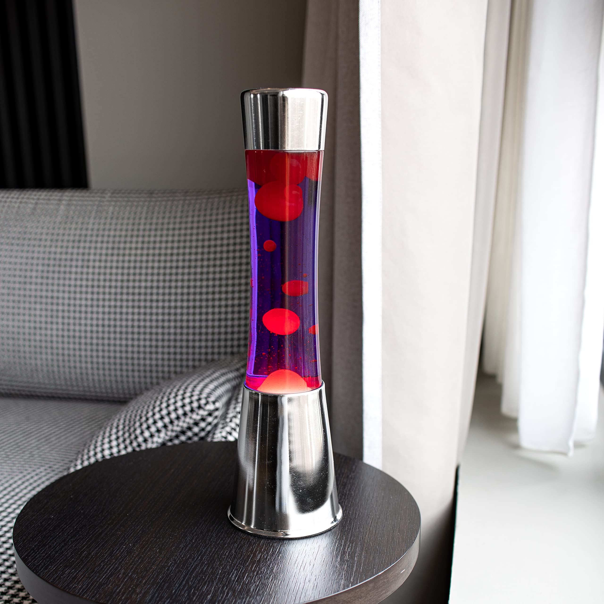 Fisura - Lámpara de lava roja y morada. Base plateada cromada, líquido morado y lava roja. Lámpara efecto relajante. Con bombilla de repuesto. 11 cm x 11cm x 39,5 cm.