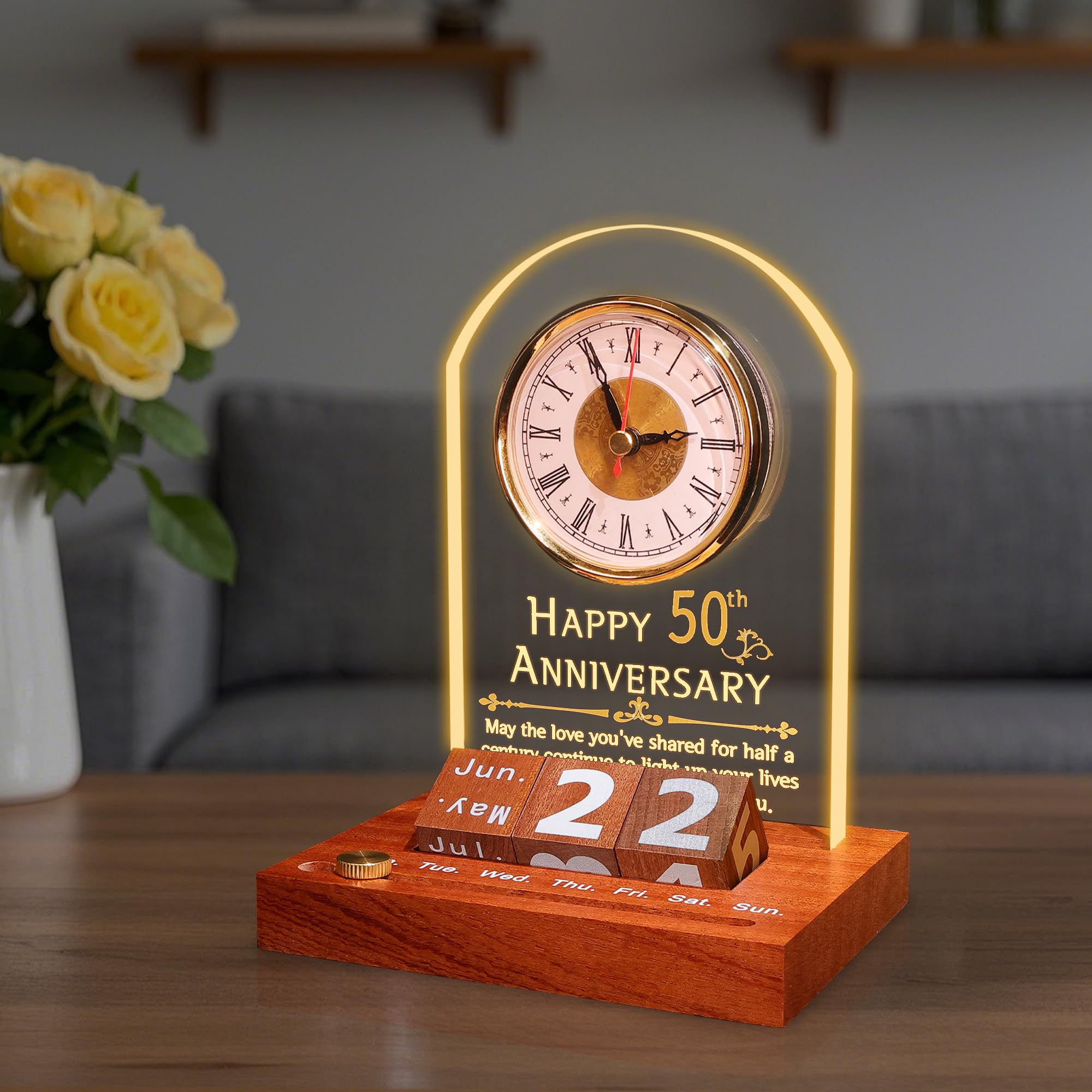 OkiyiD 50° Anniversario di Nozze, Orologio in Quarzo per Anniversario, Orologio da Scrivania, 50 Anni di Matrimonio, Nozze d'Oro per Coppia, Genitori, Nonni (Base in Legno con Luce LED)