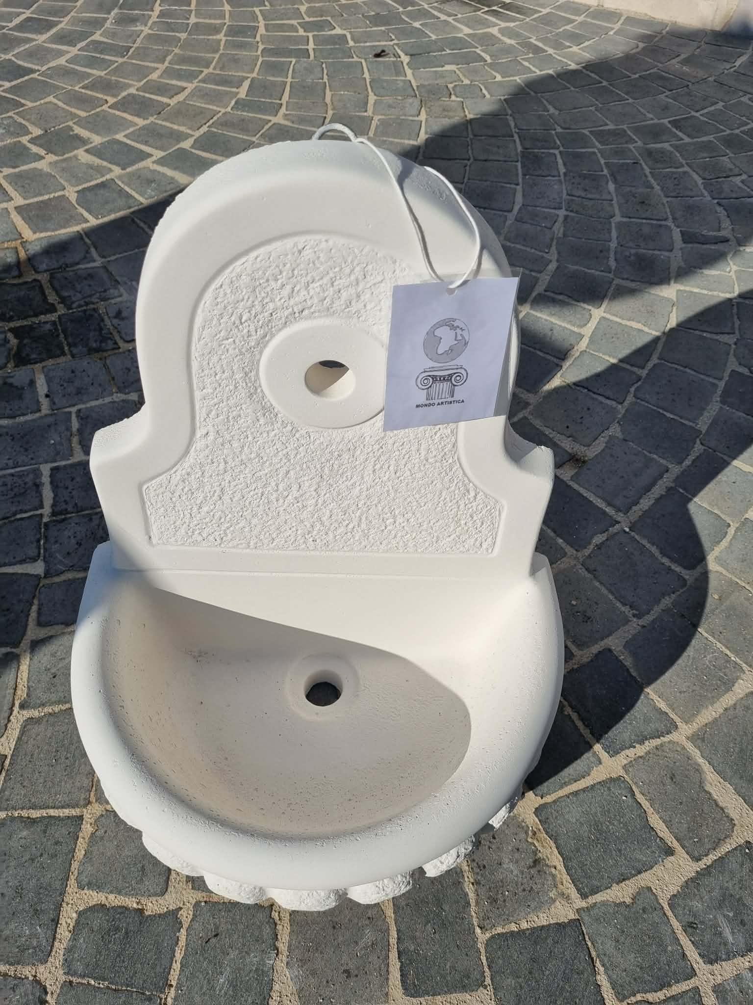 MONDO ARTISTICA Fontana da Parete Sospesa per Giardino, Cemento Bianco e Polvere di Marmo, Piccola, Per esterno altezza 48 cm