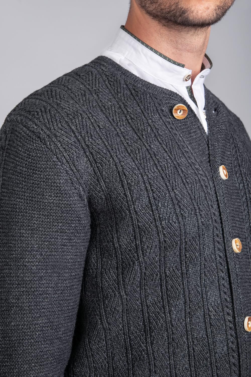 Edelnice Trachtenmode Moderne Trachten Strickjacke Leo in Dunkelgrau oder Rauchgrau