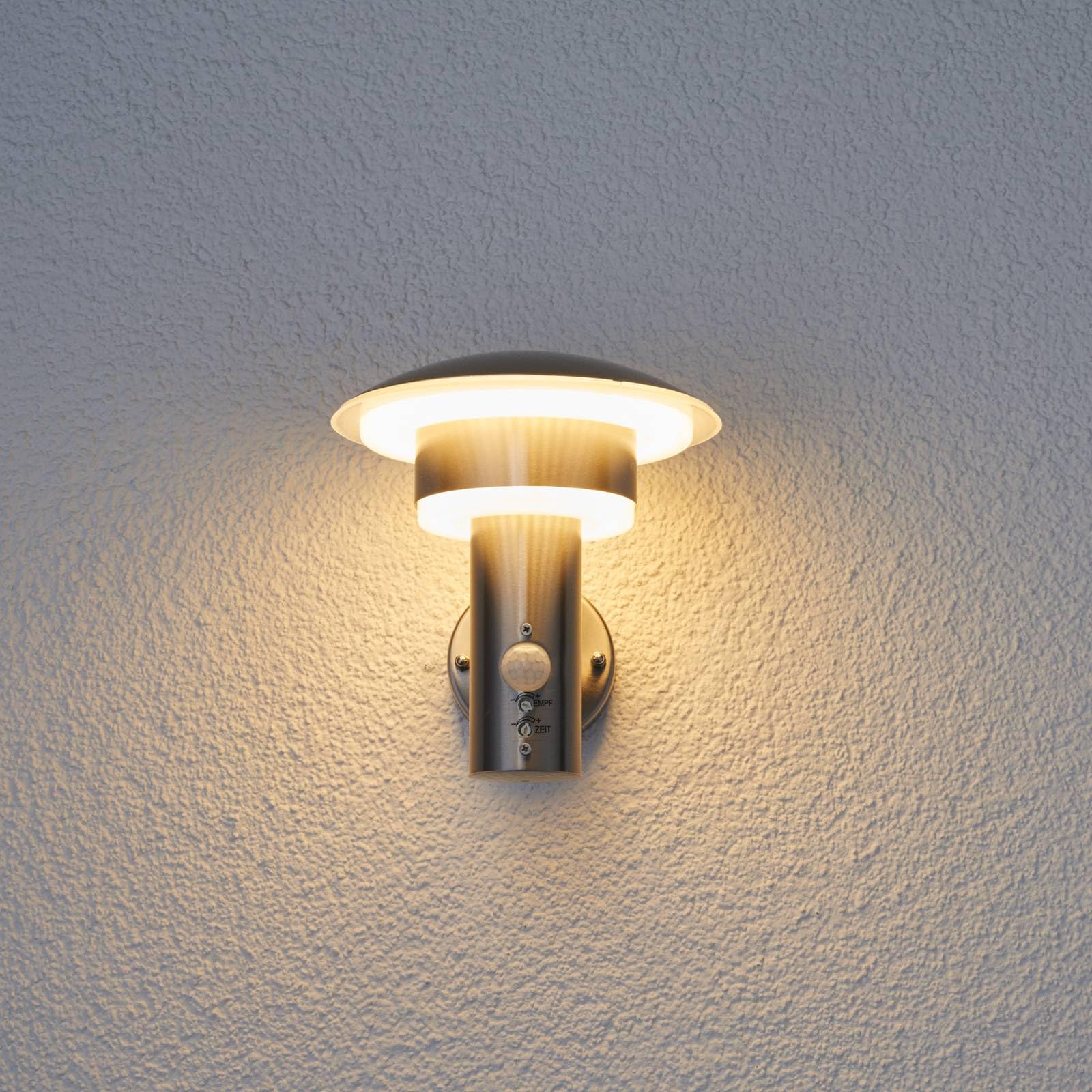 Lindby LED Wandlampe/Wandleuchte außen mit Bewegungsmelder, Edelstahl Kunststoff spritzwassergeschützt IP44 8,1W Außenleuchte