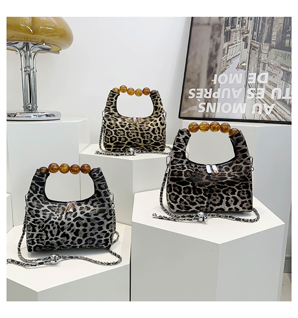 Bolso pequeño tote con estampado de leopardo y cadena miniatura 7