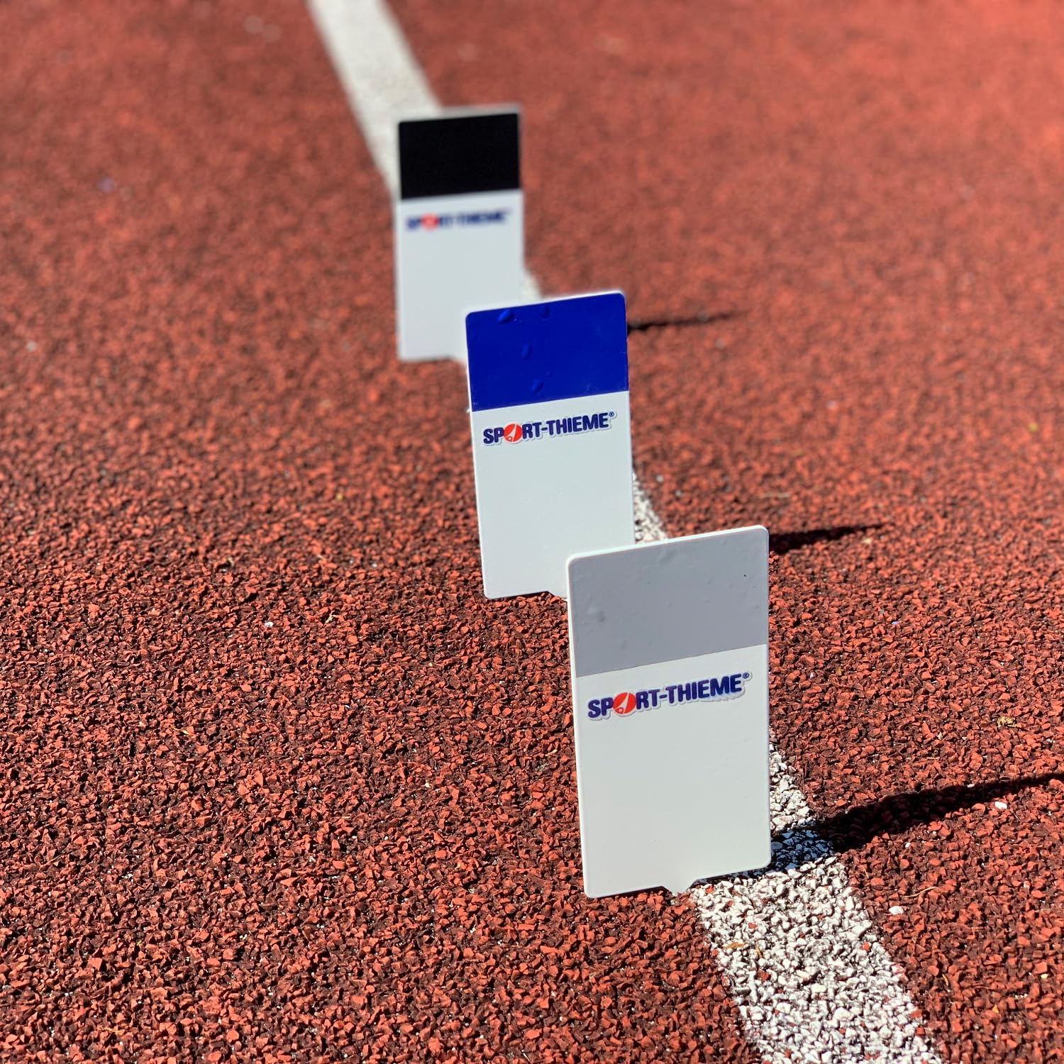 Sport-Thieme Stecktafeln Track & Field | 8er Set | Stabiler Stahl | Für Schulen, Vereine, privates Training | Gute Sichtbarkeit | Universell einsetzbar | Leichtathletik