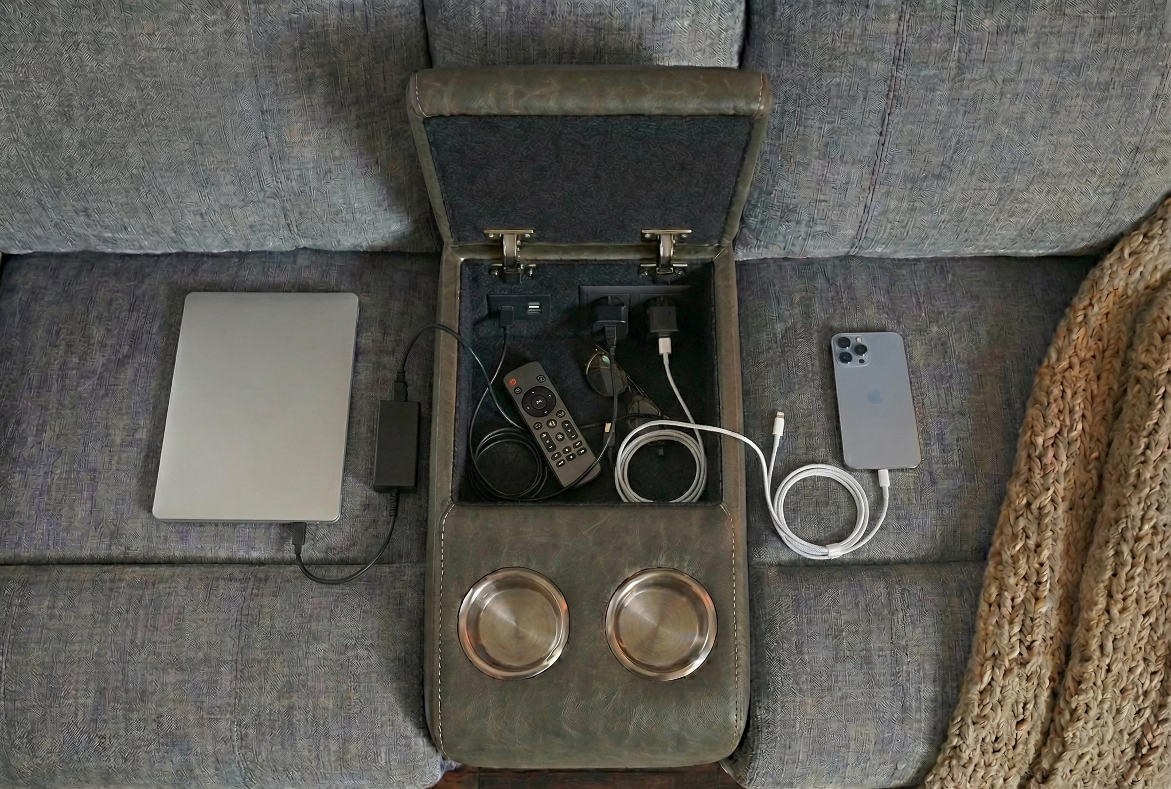 Generico Divano 2 Posti Reclinabile in Tessuto e Pelle con Consolle Centrale, Porta Bicchieri, Vano Portaoggetti, USB Charger e Presa Elettrica – Design Moderno per il Soggiorno
