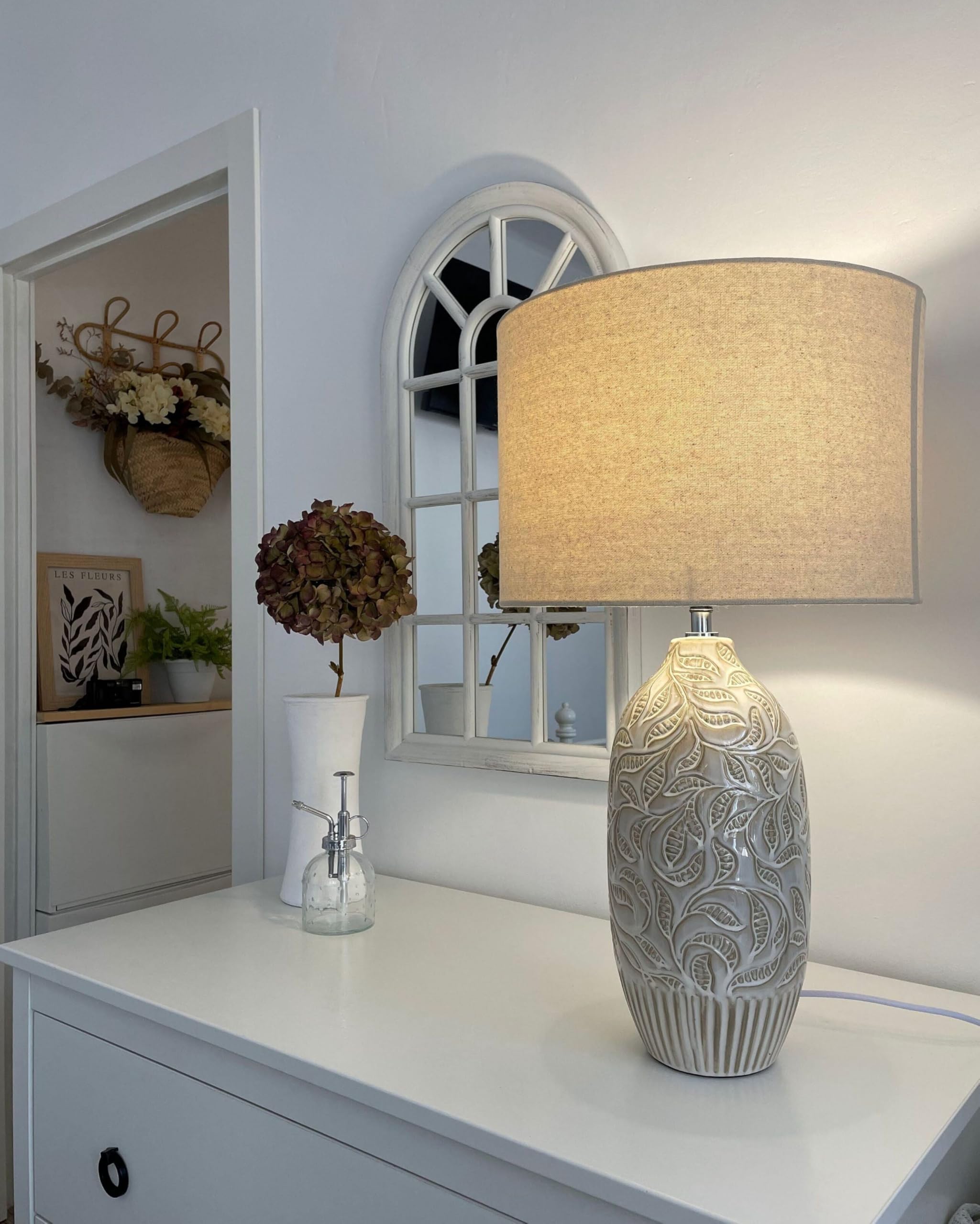 Beliani Moderne Tischleuchte im Salon Keramik/Polyester beige Salza