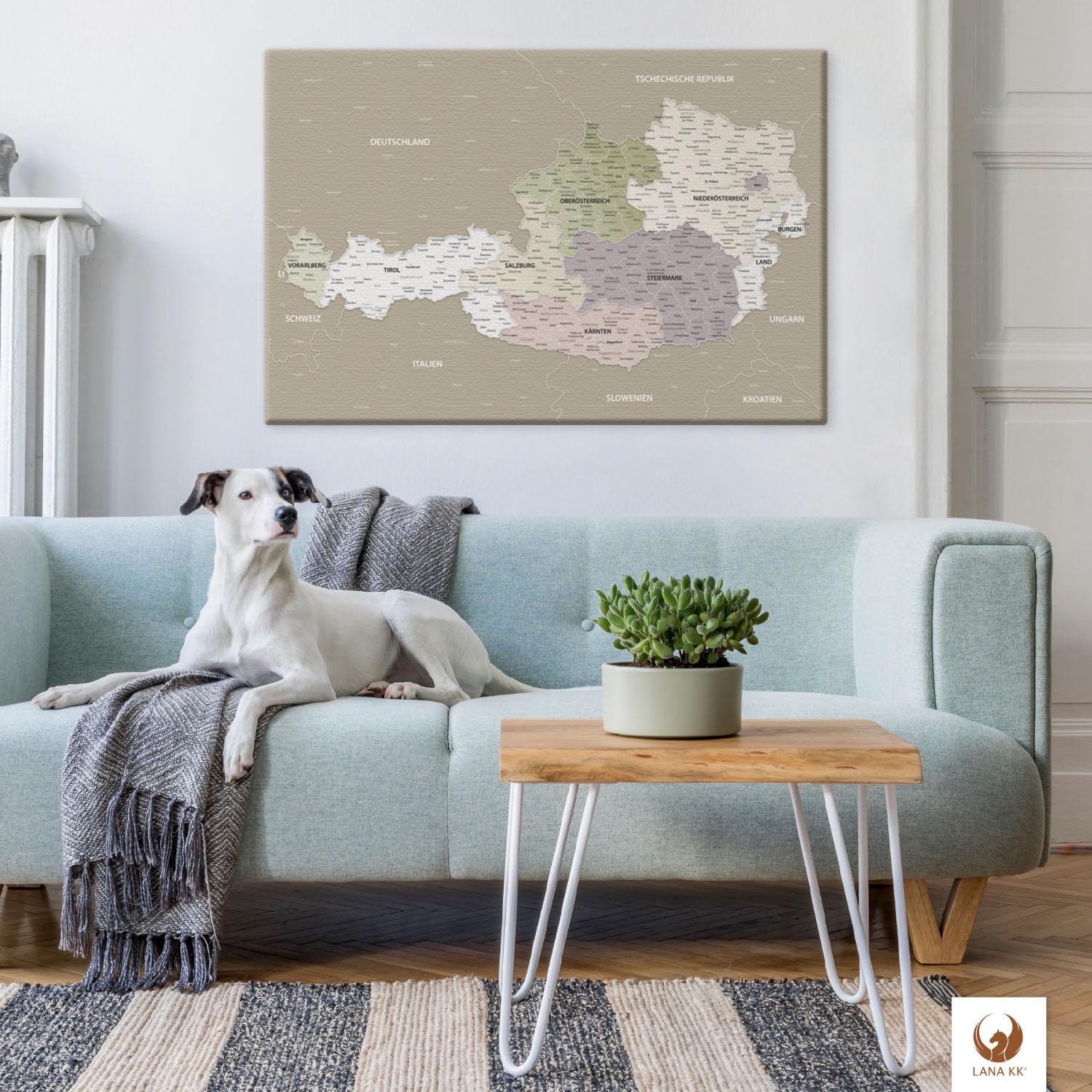 LANA KK - Premium Leinwandbild Österreichkarte - Grau Sand - Deutsch - in 80 x 60 cm, stabile Rückwand zum Pinnen inkl. Starterkit - Leinwand-Kunstdruck Wandbild Landkarte XXL