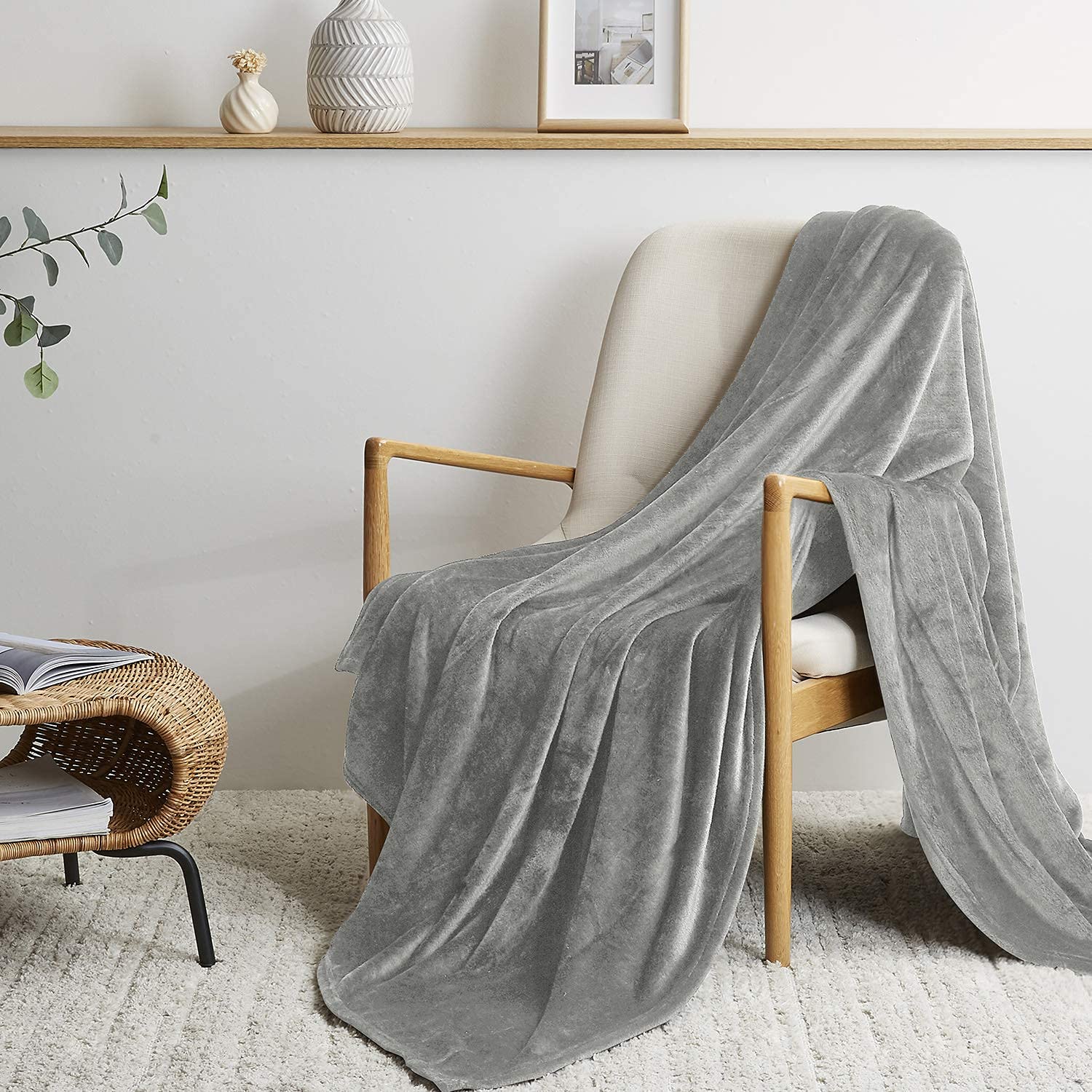 BEDELITE 毛布 セミダブル ブランケット 大判 あったか マイクロファイバー フランネル 膝掛け もうふ 春夏秋冬 オールシーズン 軽量 洗える 静電気防止 ふわふわ 柔らかい ライトグレー 160×200cm