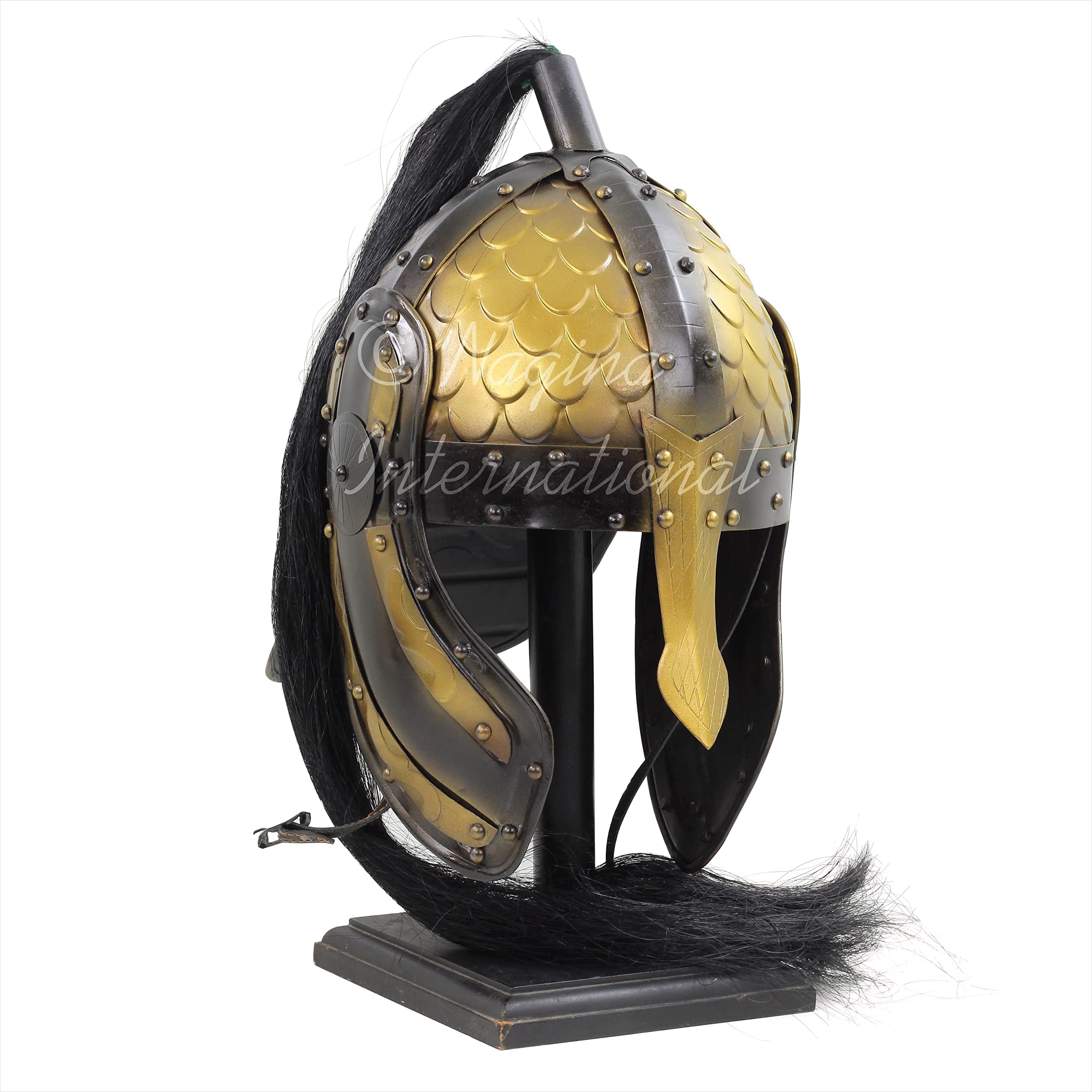 Casco nasal medieval | Superficie en relieve con aletas con acabado negro antiguo y bronce y correas de barbilla. Pelo negro y base de soporte de madera