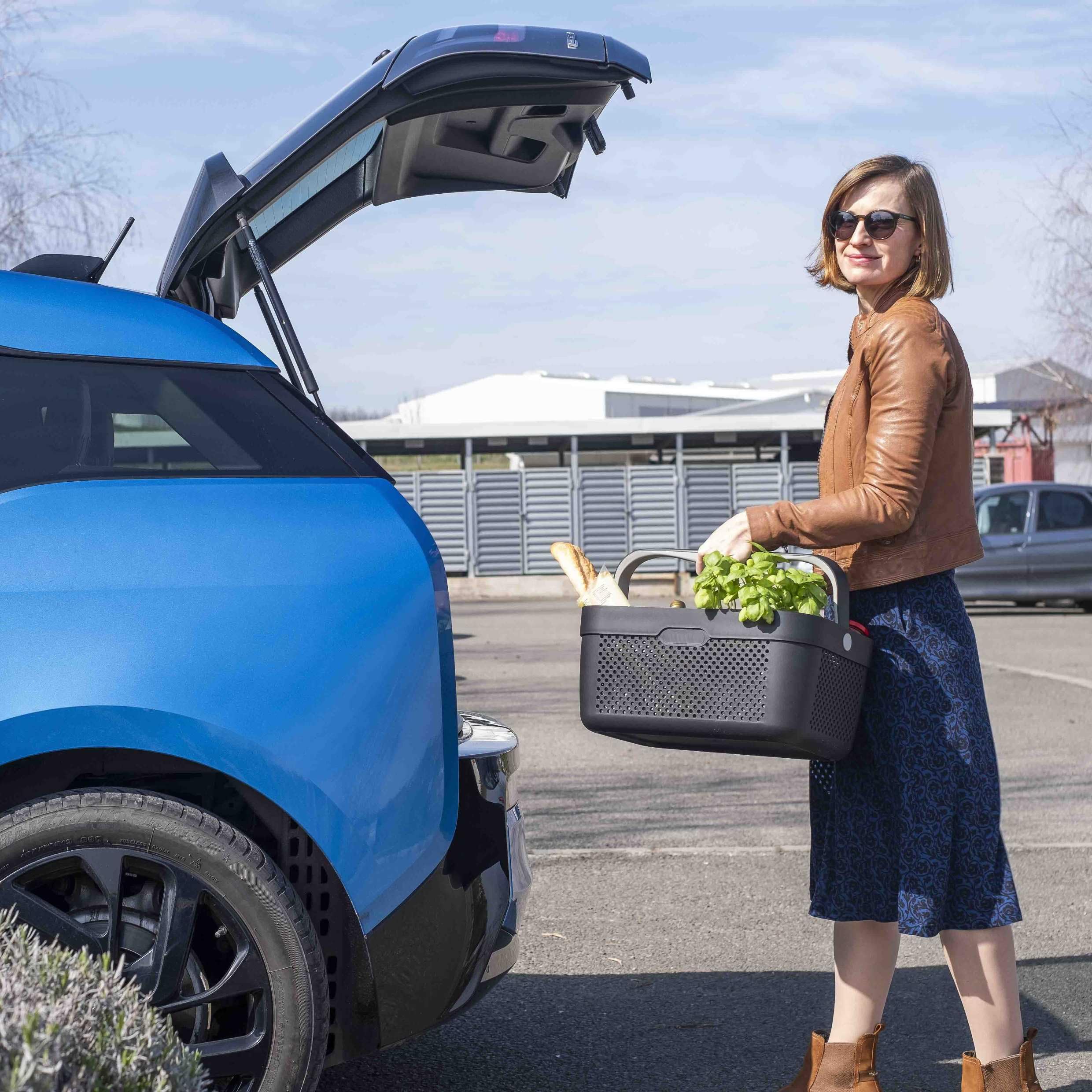 rati Basket - Grau, Smarter Auto Korb zum Einkauf & Outdoor-Aktivitäten, mit Befestigungsadapter zum Kofferraum, rutschfest und Stabil während der Fahrt I Schwarz, aus 94% Recycling Material