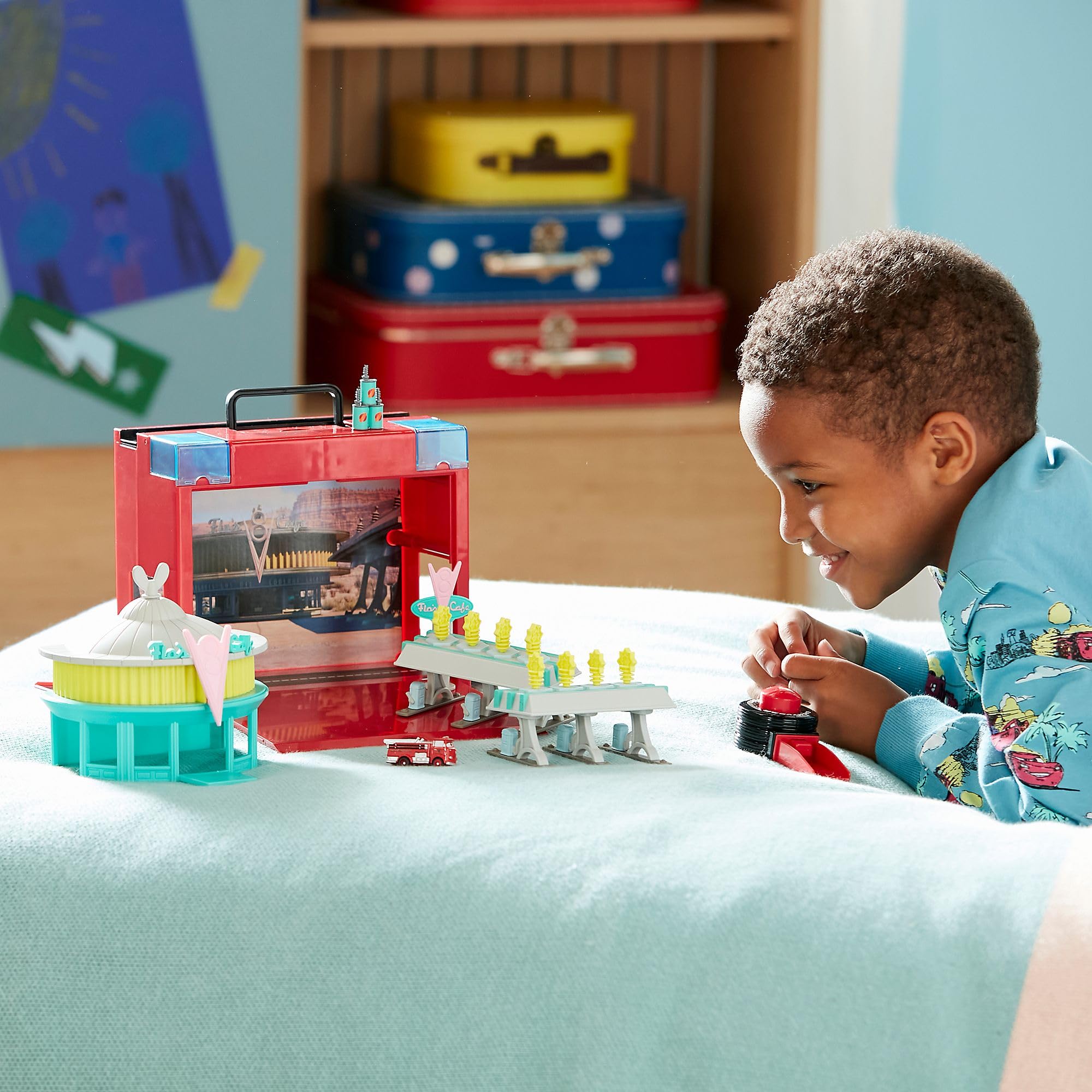 Disney Store Official, Pixar Cars, Set Juego portátil, 13 Piezas, café V8 de FLO, Set con 2 Coches, Rayo Mcqueen y Red, maletín de Caja de Herramientas, Pegatinas y más, Mayores de 3 años